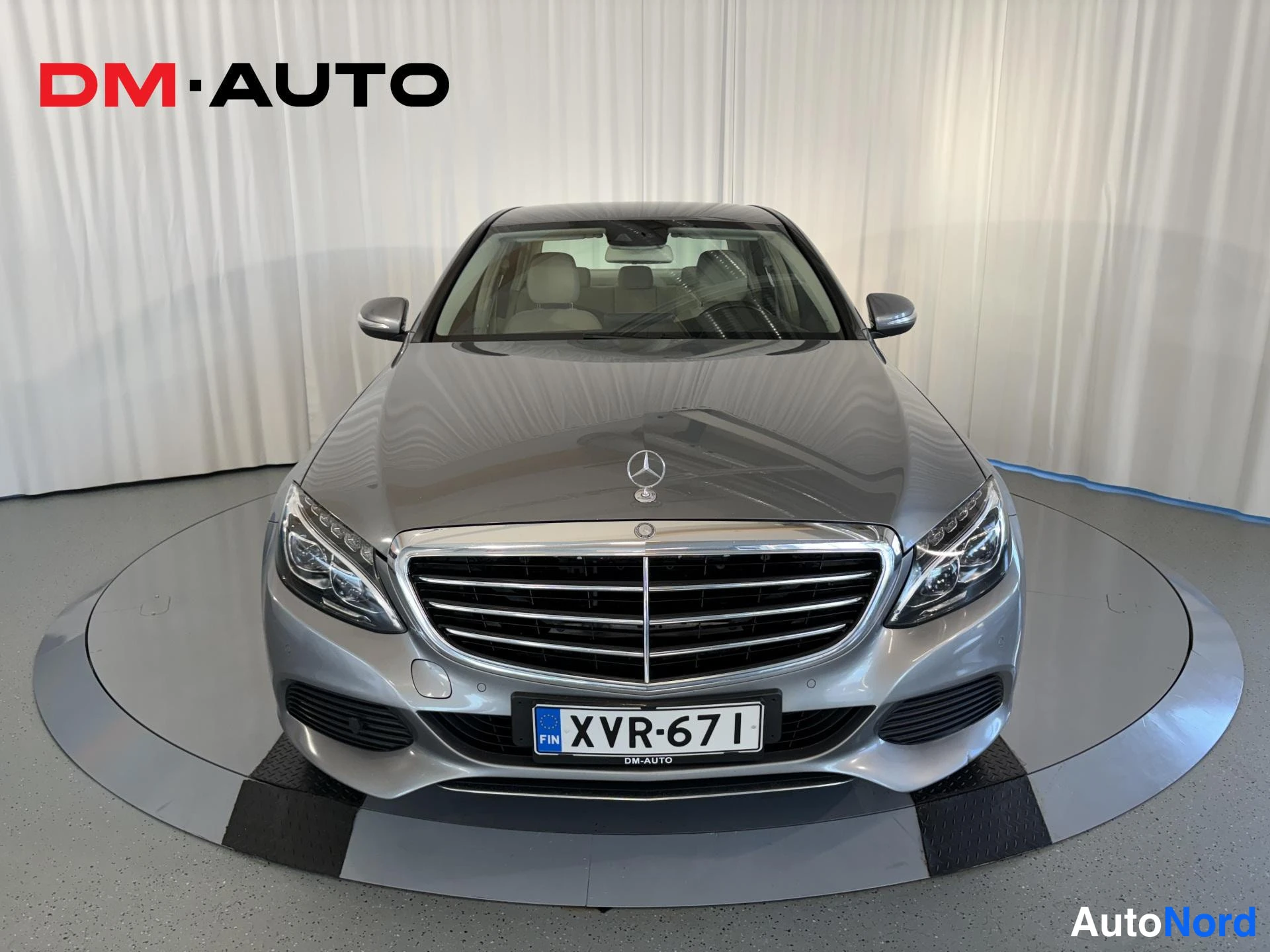 Edestä: Mercedes-Benz C-sarjan sedan suoraan edestä, rekisterikilpi.