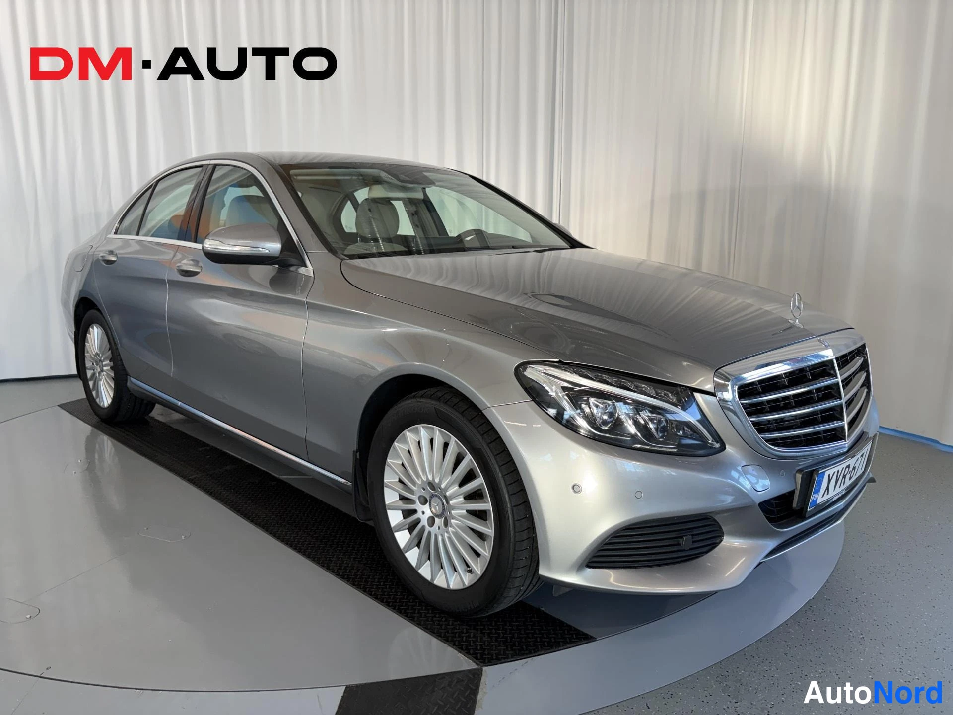 Etuviisto, nokka oikealle: Mercedes-Benz C-sarjan sedan etukolmasosa oikealta, kevytmetallivanteet.
