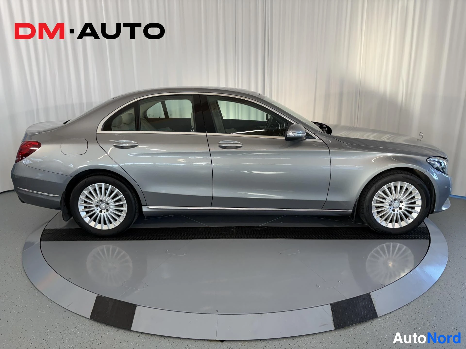 Sivulta: Mercedes-Benz C-sarjan sedan sivuprofiili oikealta, kevytmetallivanteet.