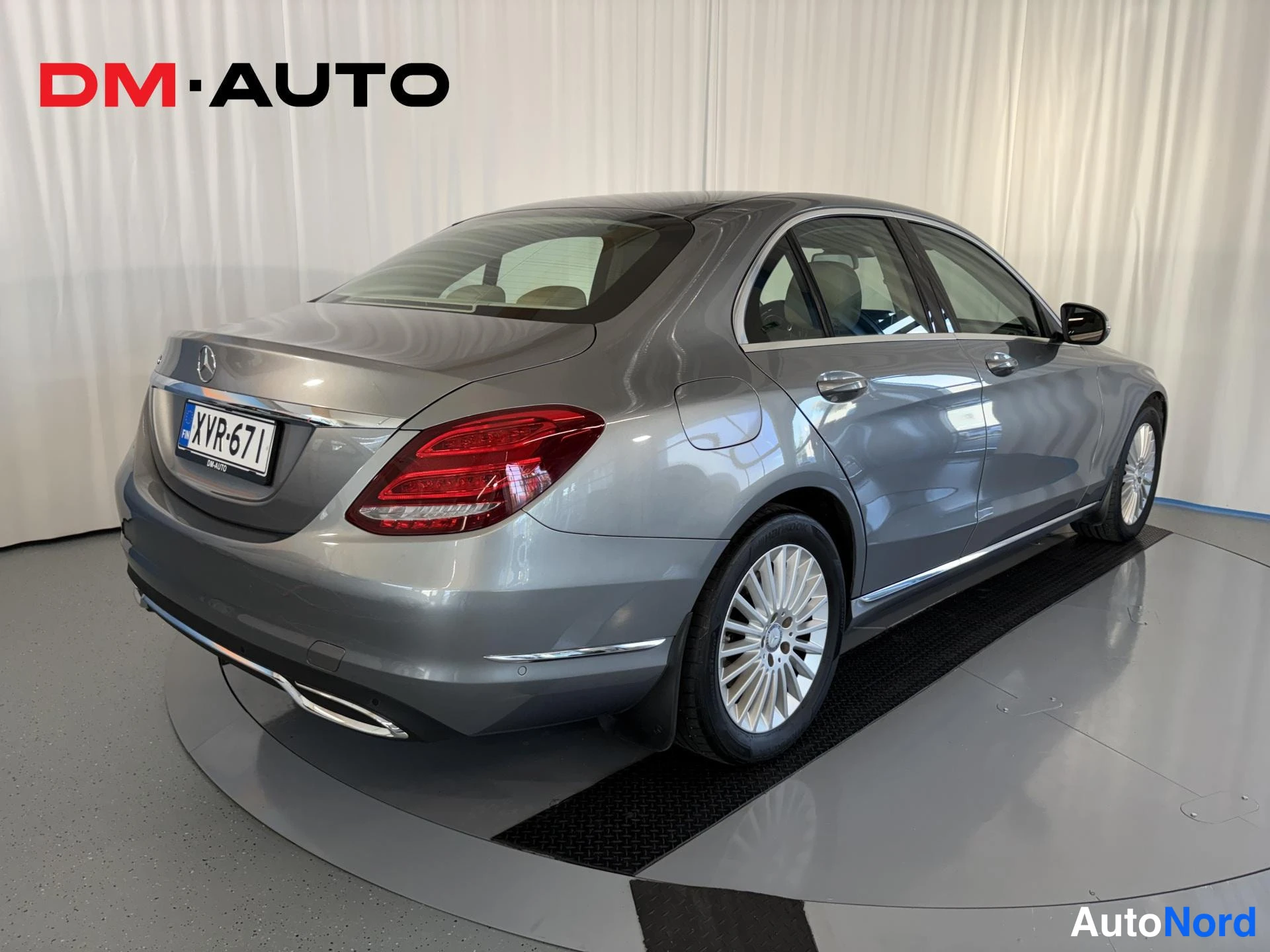 Takaviisto: Mercedes-Benz C-luokan sedanin takaosan kolmasosan kuva; rekisterikilpi, granaatinmuotoiset takavalot ja kaksiosainen pakoputkisomiste.