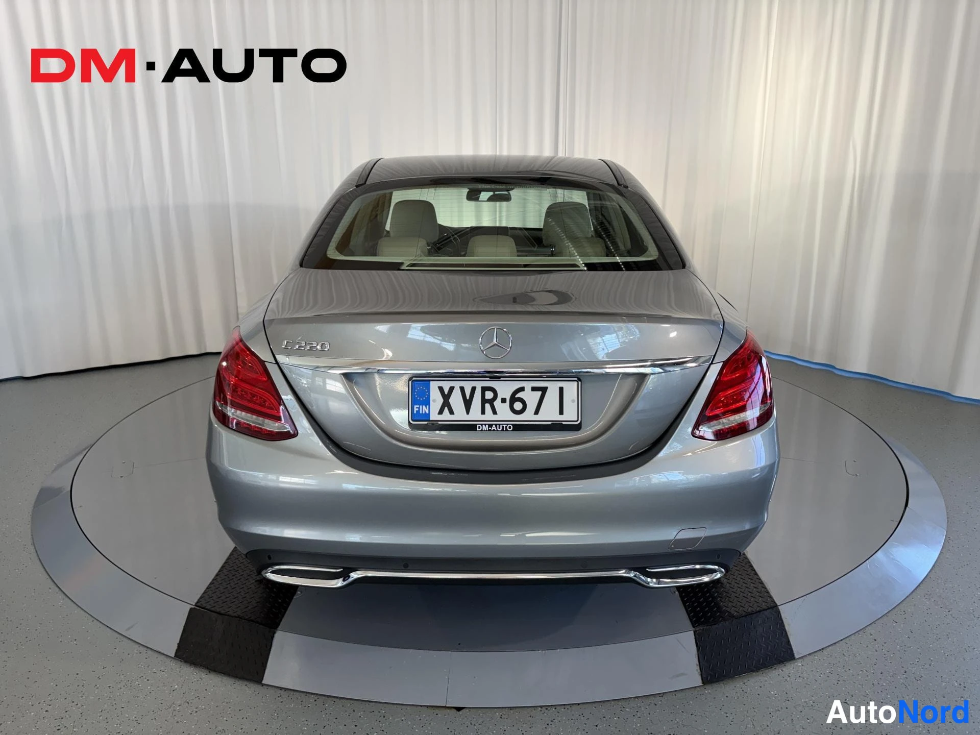 Takaa: Mercedes-Benz C-luokan sedanin suora takanäkymä; rekisterikilpi, mallimerkintä C 220 ja LED-takavalot.