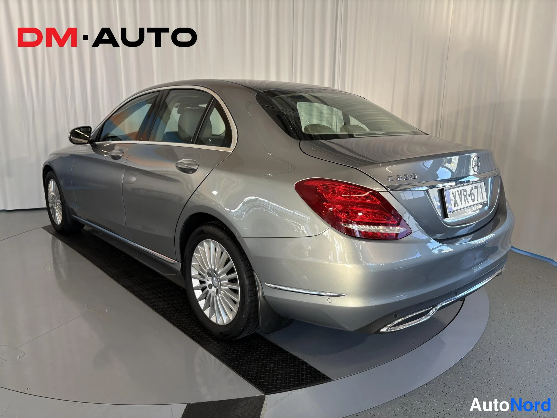 Takaviisto: Mercedes-Benz C-luokan sedanin takaosan kolmasosan kuva oikealta; rekisterikilpi, mallimerkintä C 220 ja monipuolaiset pyöränreunukset.