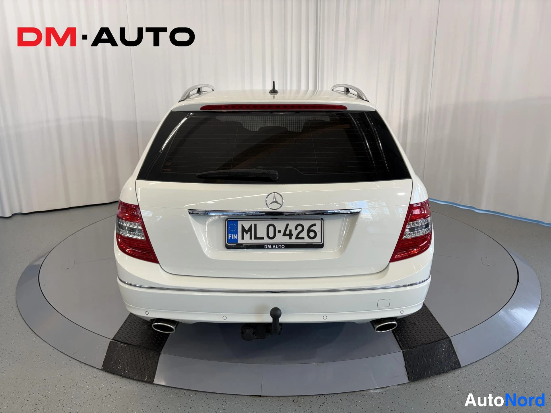 Takaa: Mercedes-Benz C-sarjan farmaritakin suoraan takaa, punaiset takavalot ja kaksi pakoputkea.