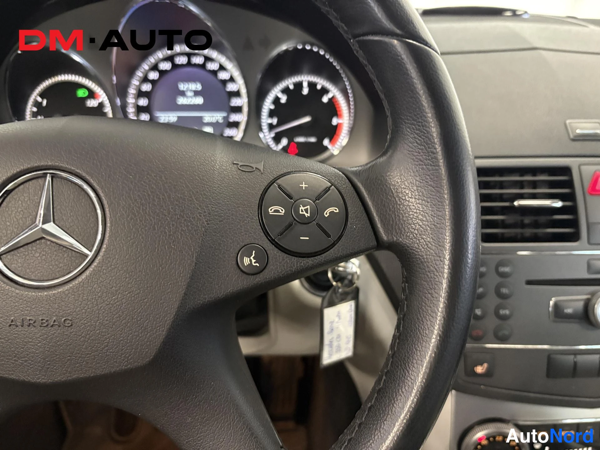 Muu: Ohjaustanko ja mittaristo: Mercedes-tunnus ohjauspyörässä, kierroslukumittari, nopeusmittari ja polttoainemittari näkyvät.