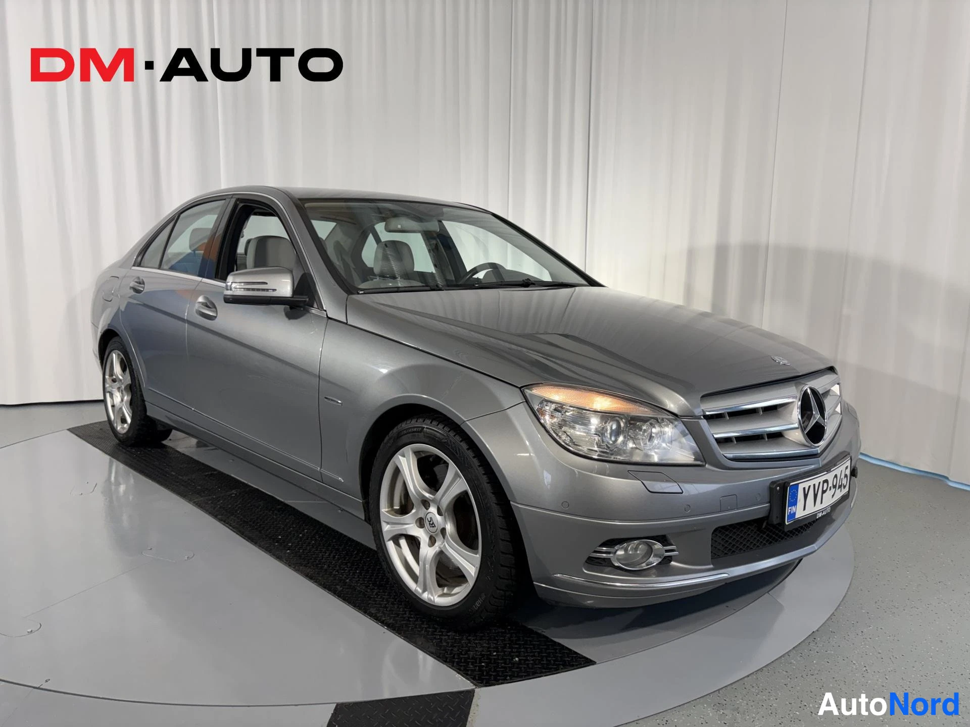 Etuviisto, nokka oikealle: Mercedes-Benz C-sarjan sedan etuviistossa oikealta, keulan etugrilli ja etukori sekä oikean puolen ovi erottuvat.