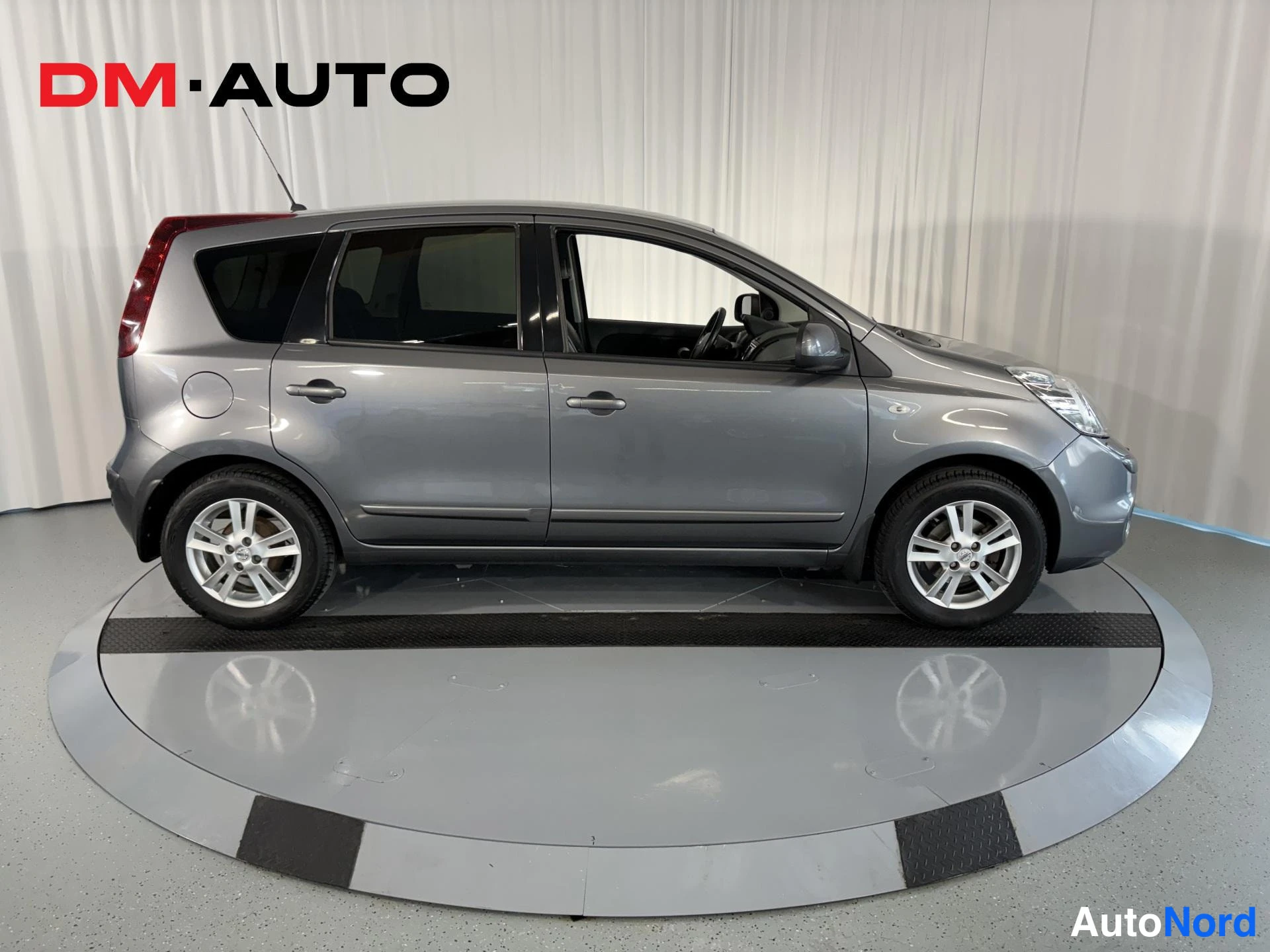 Sivulta: Nissan Note, sivukuva, tummanharmaa