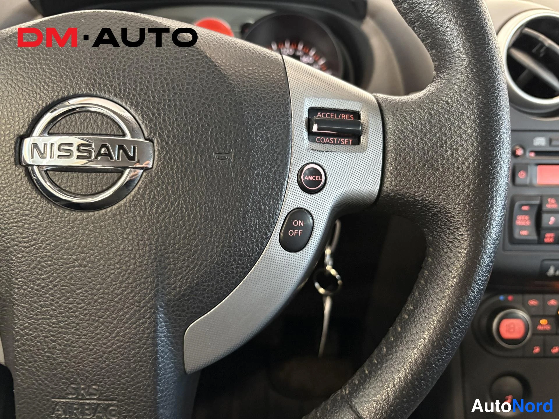 Muu: Ohjauspyörän Nissan-merkki ja vakionopeudensäädintunnisteet ACCEL/RES, COAST/SET, CANCEL ja ON/OFF lähikuvassa.