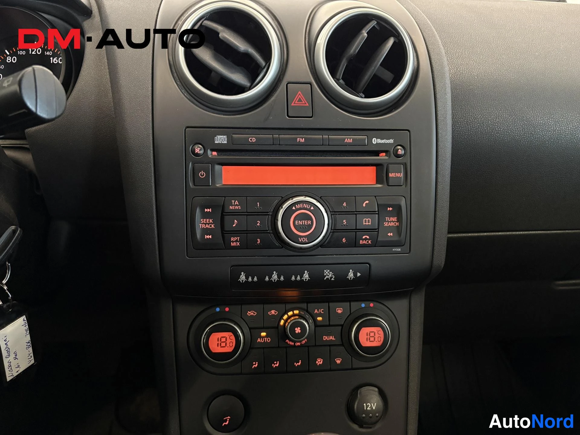 Muu: Keskikonsolin radio-CD-yksikkö Bluetooth-tunnisteella, kaksoispyöreät ilmastointiauton säätimet 18°C, AUTO ja DUAL näppäimillä sekä 12V-pistorasia.