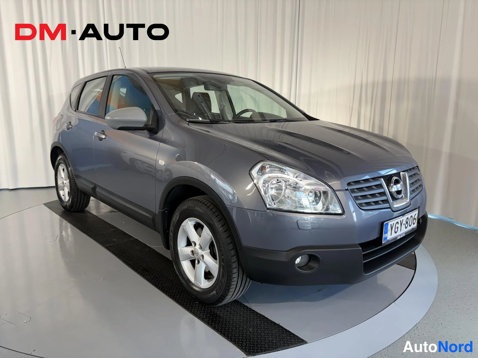 Etuviisto, nokka oikealle: Nissan Qashqai, harmaa, etukulmanäkymä oikeasta etukulmasta studioissa, rekisterikilpi.