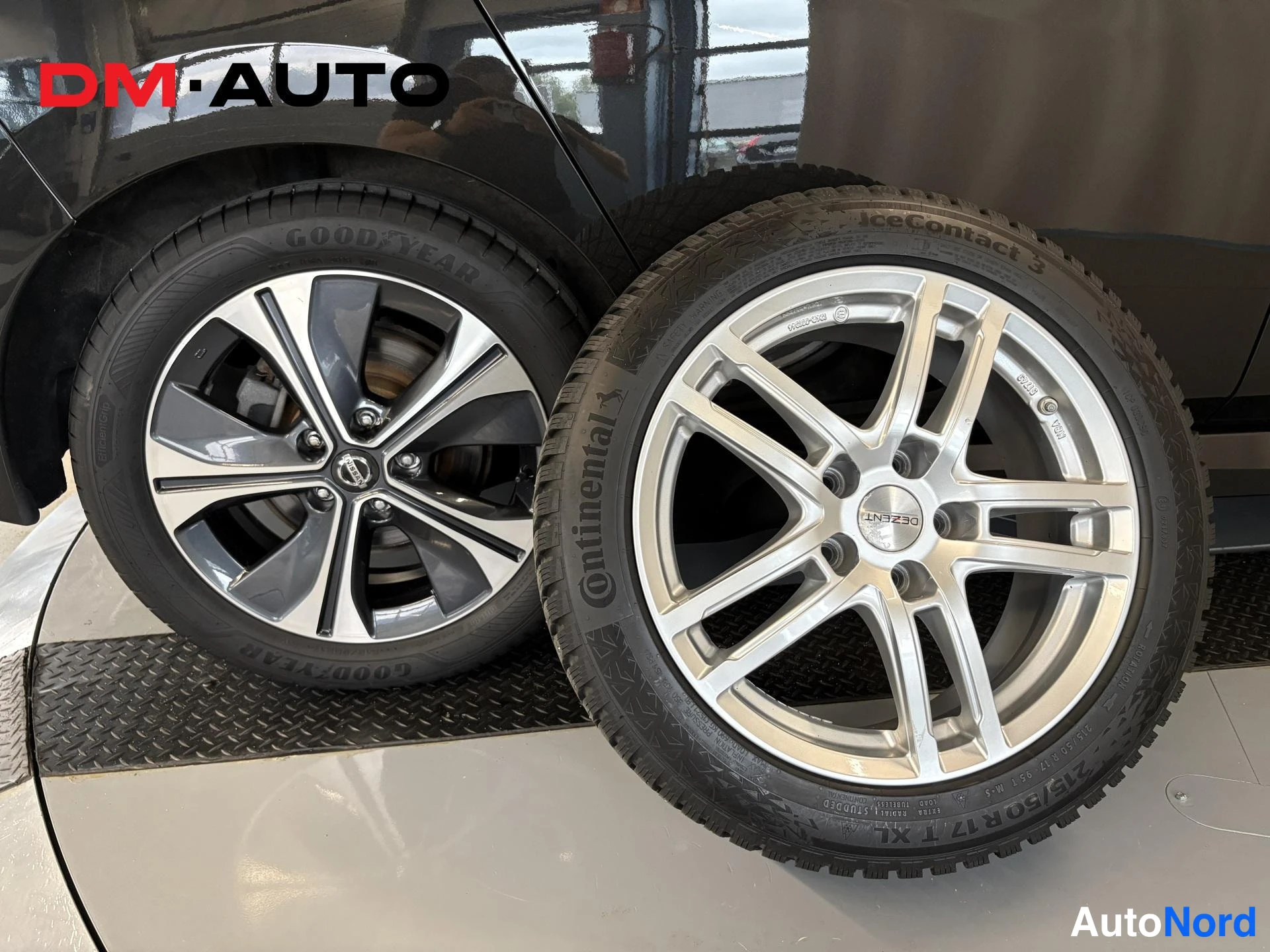 Sivulta: Tarkennettu kuva auton pyöristä: mallipyörä ja lisävarusteena.Dezent-vanne, Continental IceContact 3 -talvirengas (215/50 R 17 T XL) on esillä vieressä.