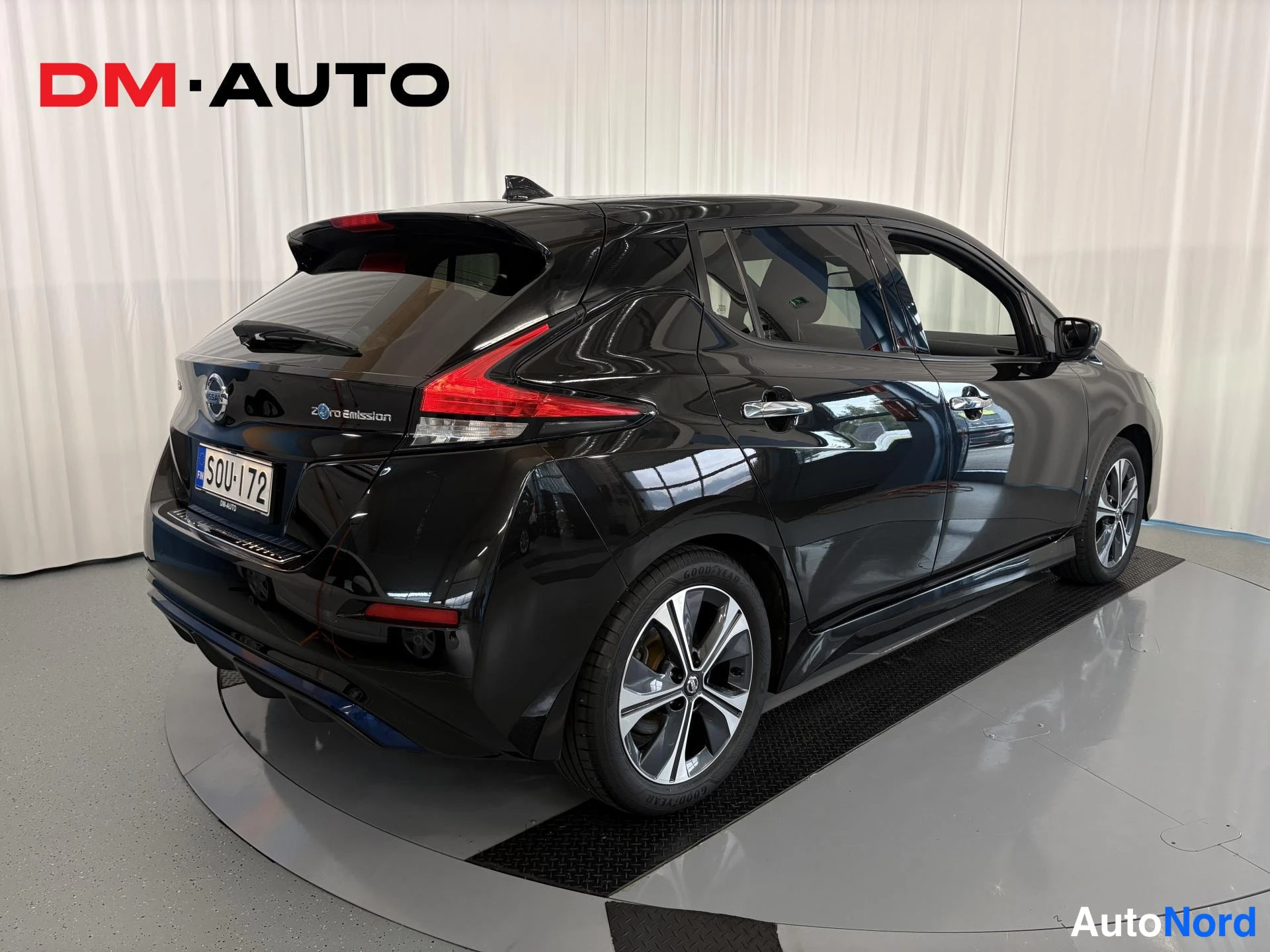 Takaviisto: Musta Nissan Leaf kuvattu takaa vasemmalta, rekisterikilpi ja Zero Emission -teksti näkyvissä.