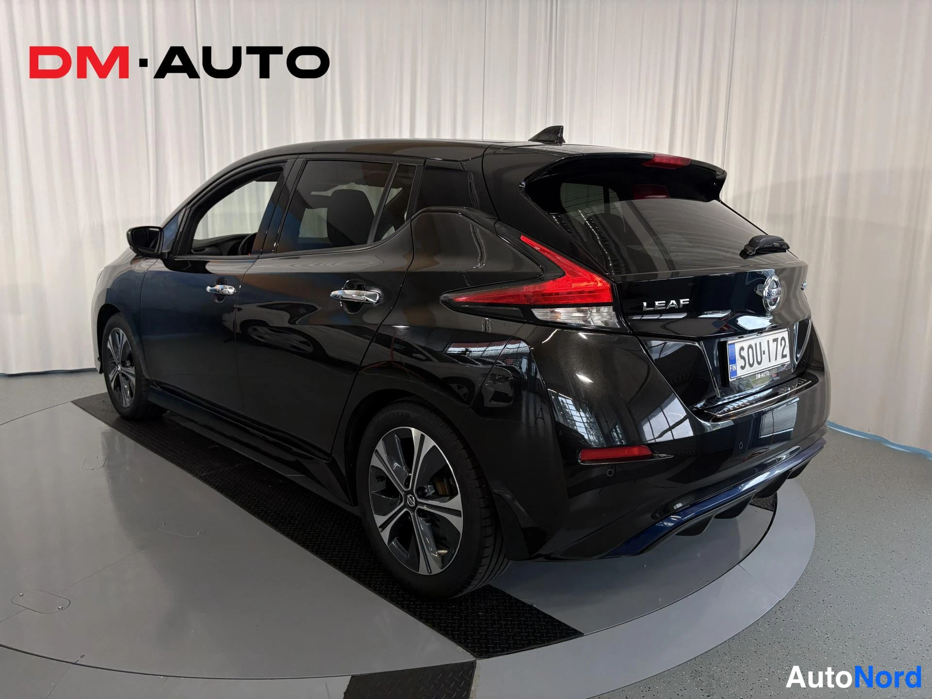 Takaviisto: Musta Nissan Leaf kuvattu takaa oikealta, LEAF-merkintä ja rekisterikilpi näkyvissä.