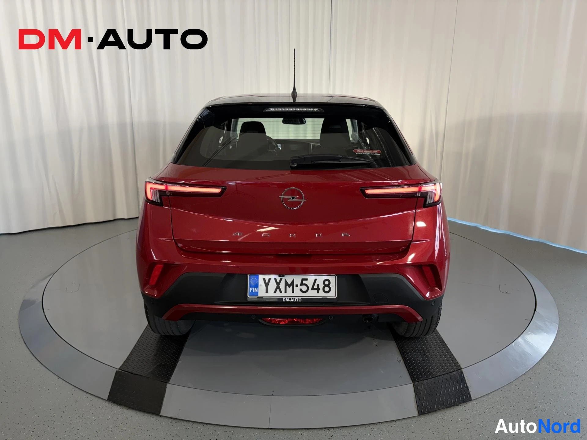 Takaa: Opel Mokka suoraan takaa kuvattuna, punainen kori, musta katto ja rekisterikilpi.