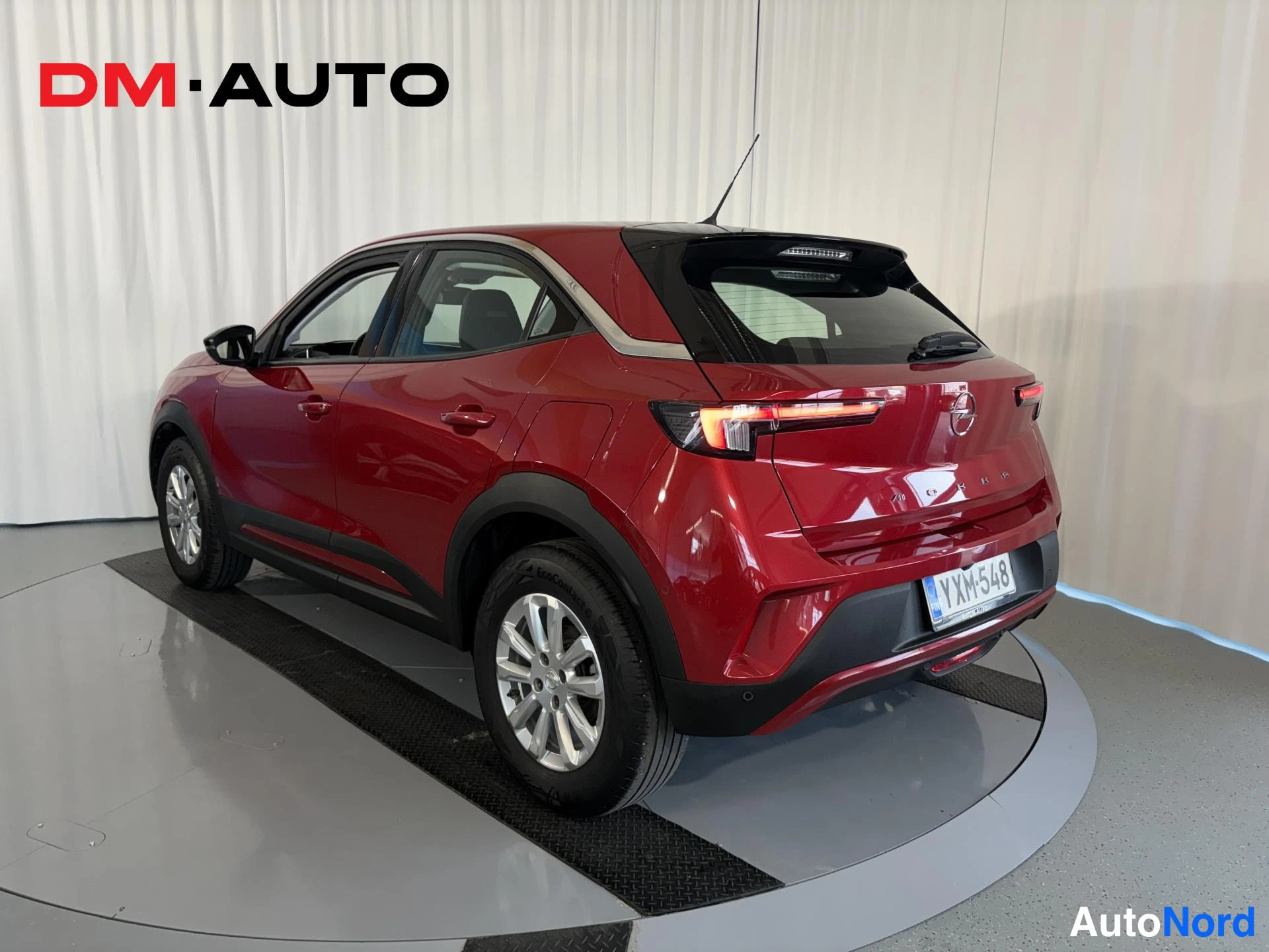 Takaviisto: Punaisen Opel Mokkan toinen takanurkkaus, musta kontrastikatto ja rekisterikilpi.