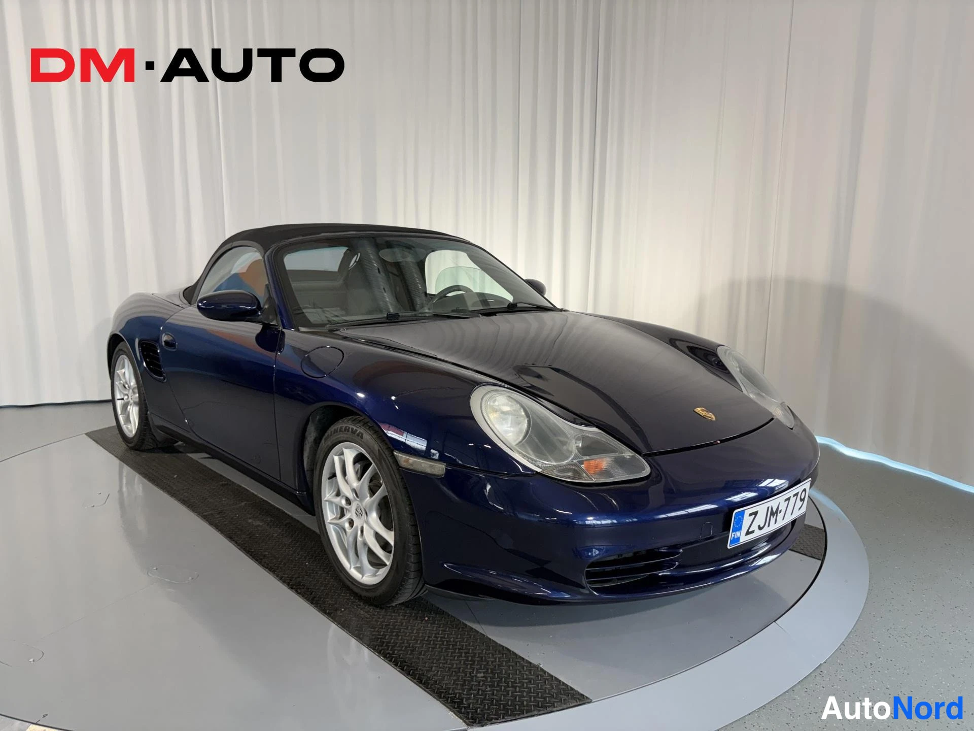 Etuviisto, nokka oikealle: Porsche Boxster 2.7 2003, tummansininen avomalli, etunurkka oikealta