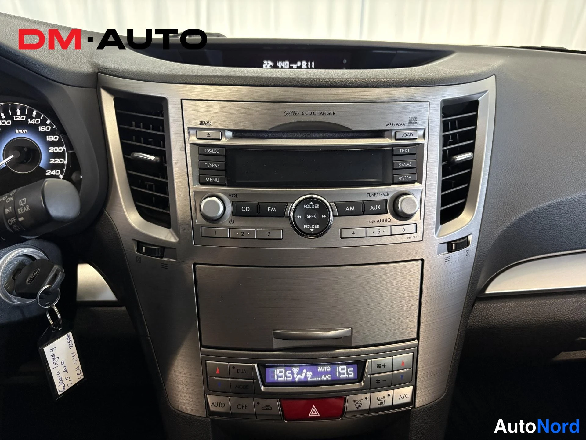 Muu: Keskikonsolin radio- ja ilmastointipaneeli: 6 CD CHANGER -kasetti- ja CD/FM/AM/AUX-napeilla, lämpötilanäyttö 19,5 °C molemmin puolin ja AUTO-painikkeet. Vasemma