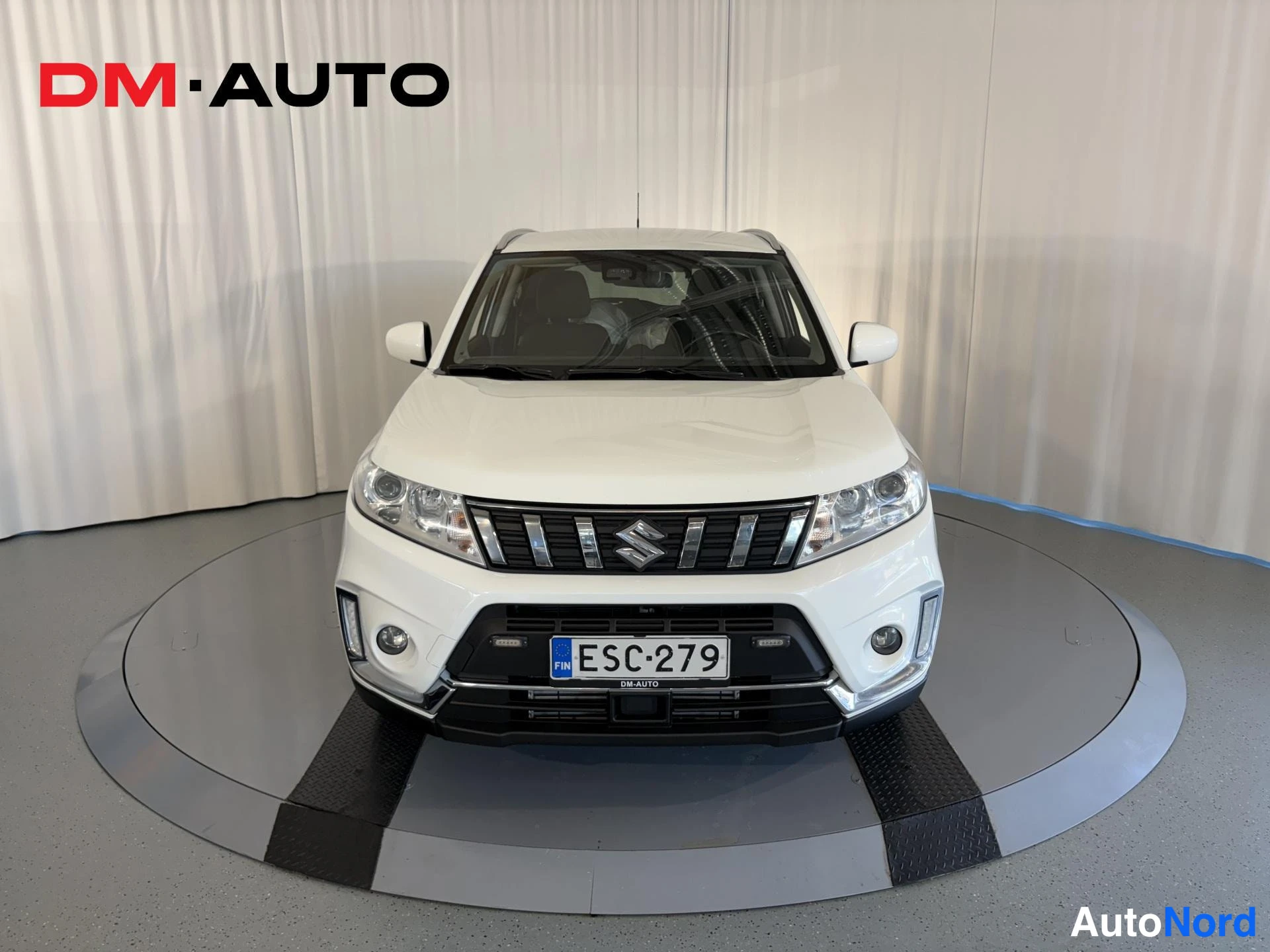 Edestä: Suzuki Vitara, edestä, valkoinen