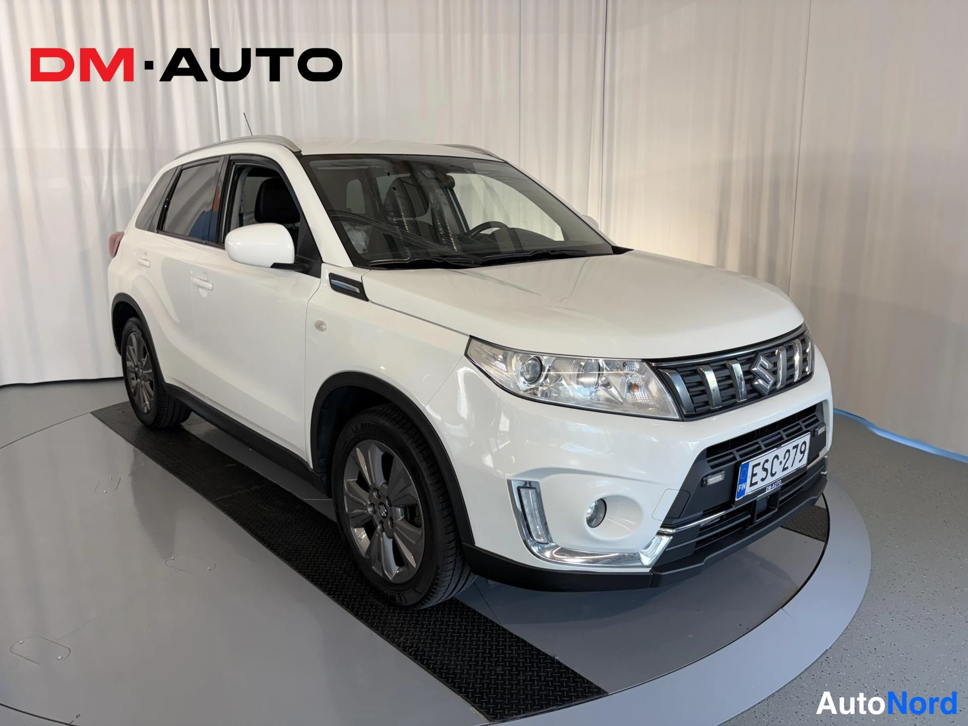 Etuviisto, nokka oikealle: Suzuki Vitara, etuviisto oikealta, valkoinen