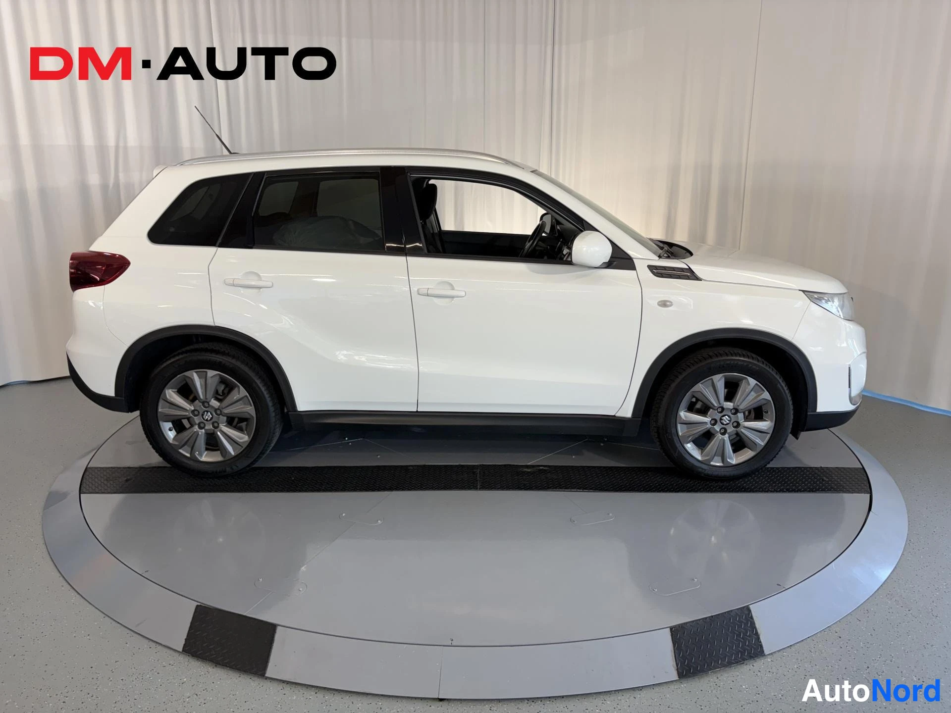 Sivulta: Suzuki Vitara, sivulta, valkoinen