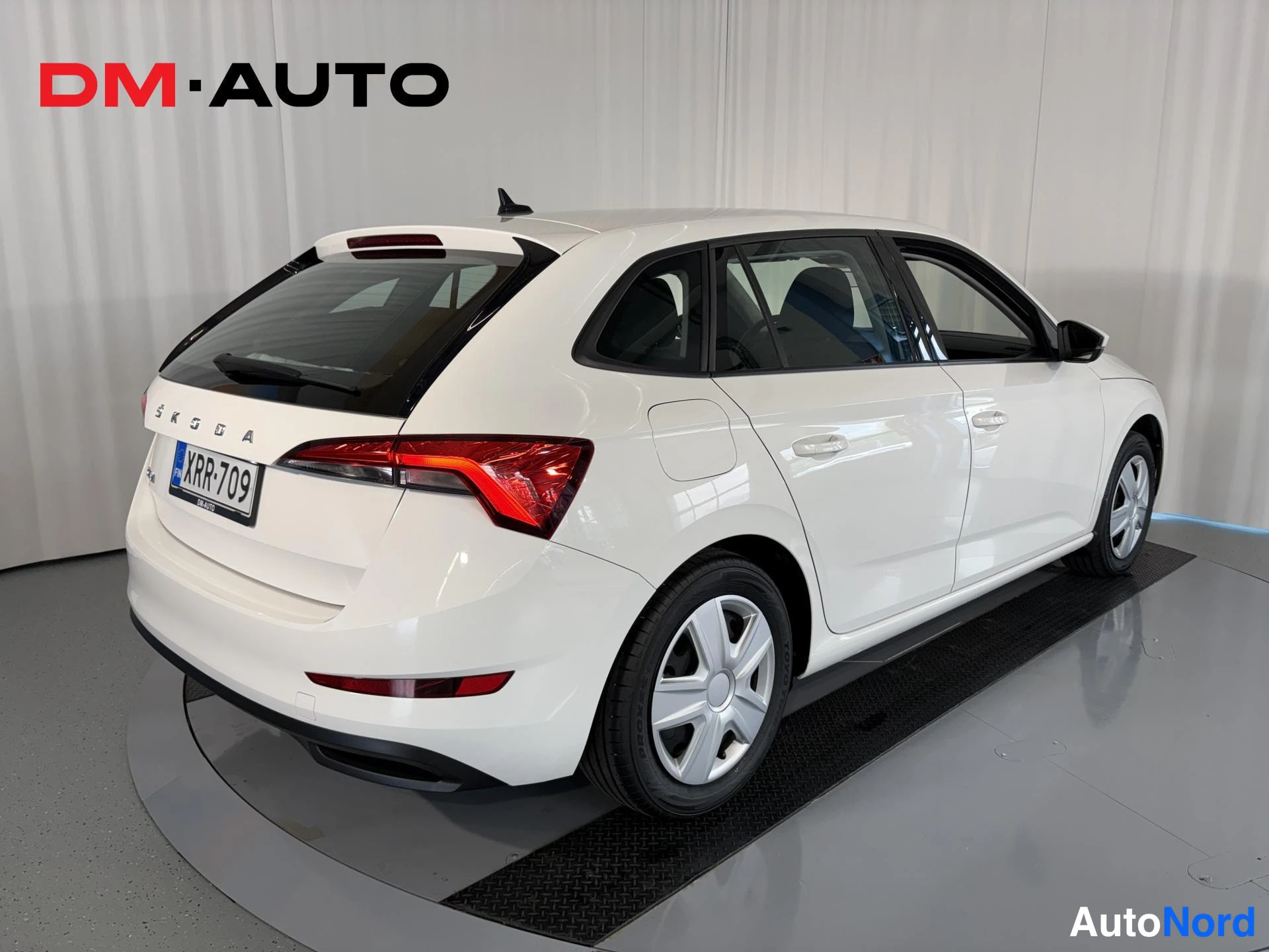 Takaviisto: Valkoinen Skoda Scala takaa vasemmalta kuvattuna, rekisteritunnus