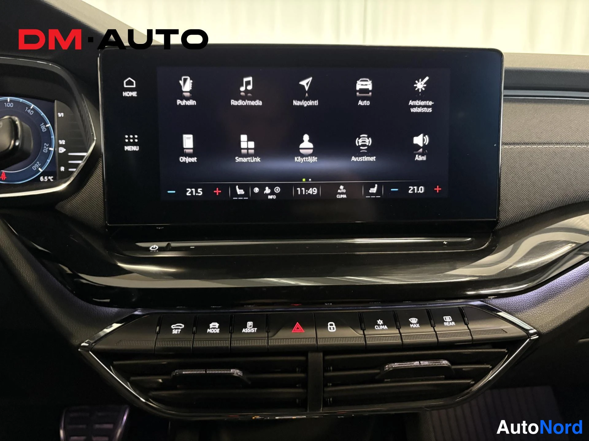 Muu: Skodan keskinäyttö valikkoineen (Puhelin, Radio/media, Navigointi, Auto, Käyttäjät) ja alla olevat ilmastointipainikkeet SET, MODE, ASSIST ja CLIMA.