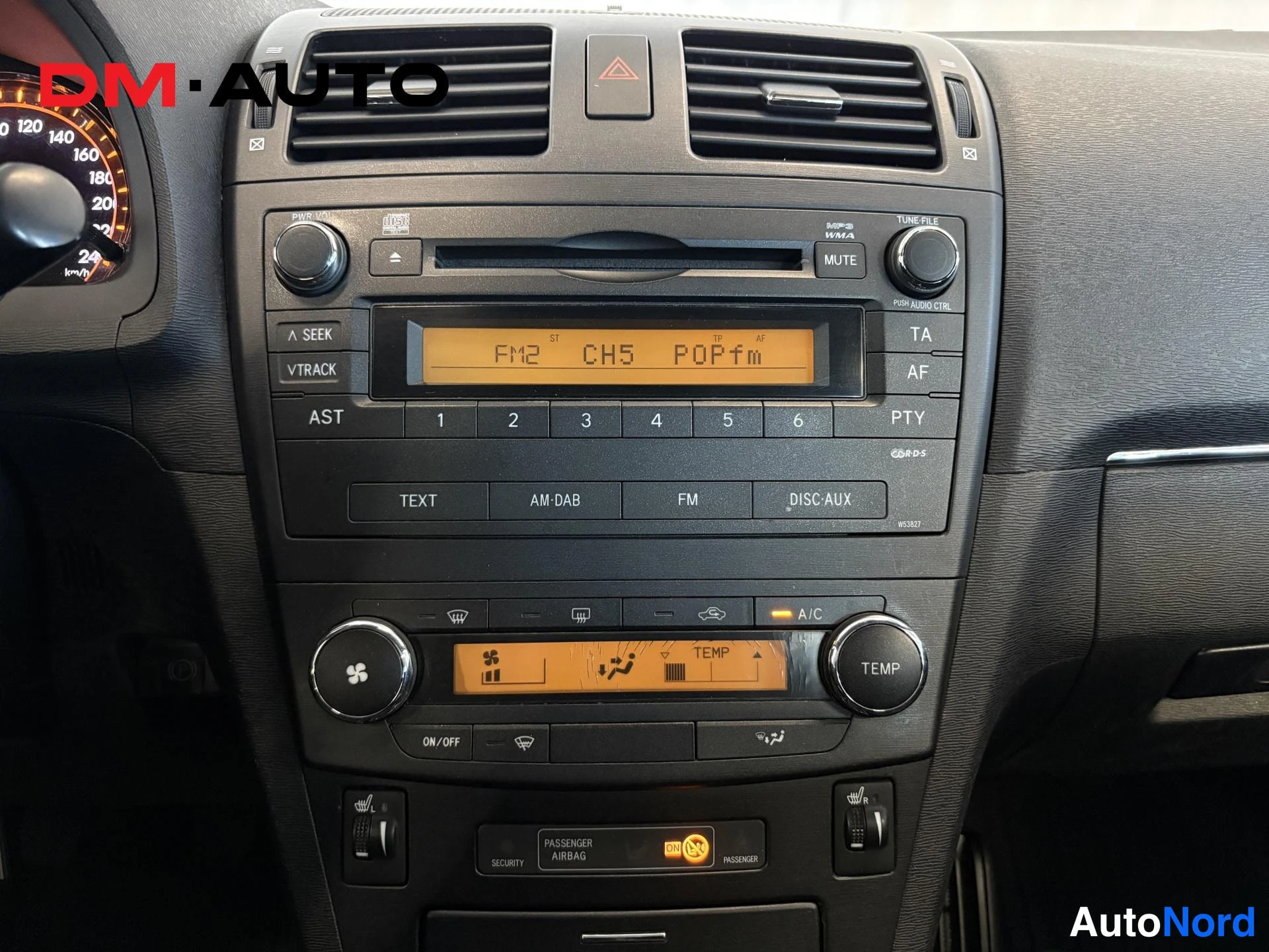 Muu: Kojelaudan keskuskonsoli: radio näytöllä FM2 CH5 POPfm ja manuaalinen ilmastointi A/C- ja TEMP-säätimillä.