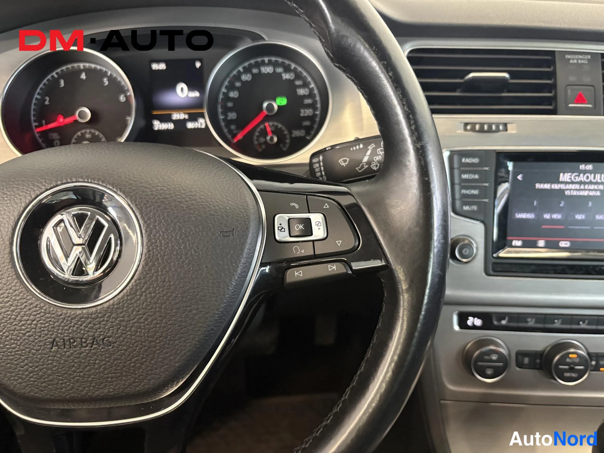 Muu: Ohjaamossa Volkswagen-ohjauspyörä, mittaristo ja radio-näyttö kuvaavat poltinryhmän sisätilat.