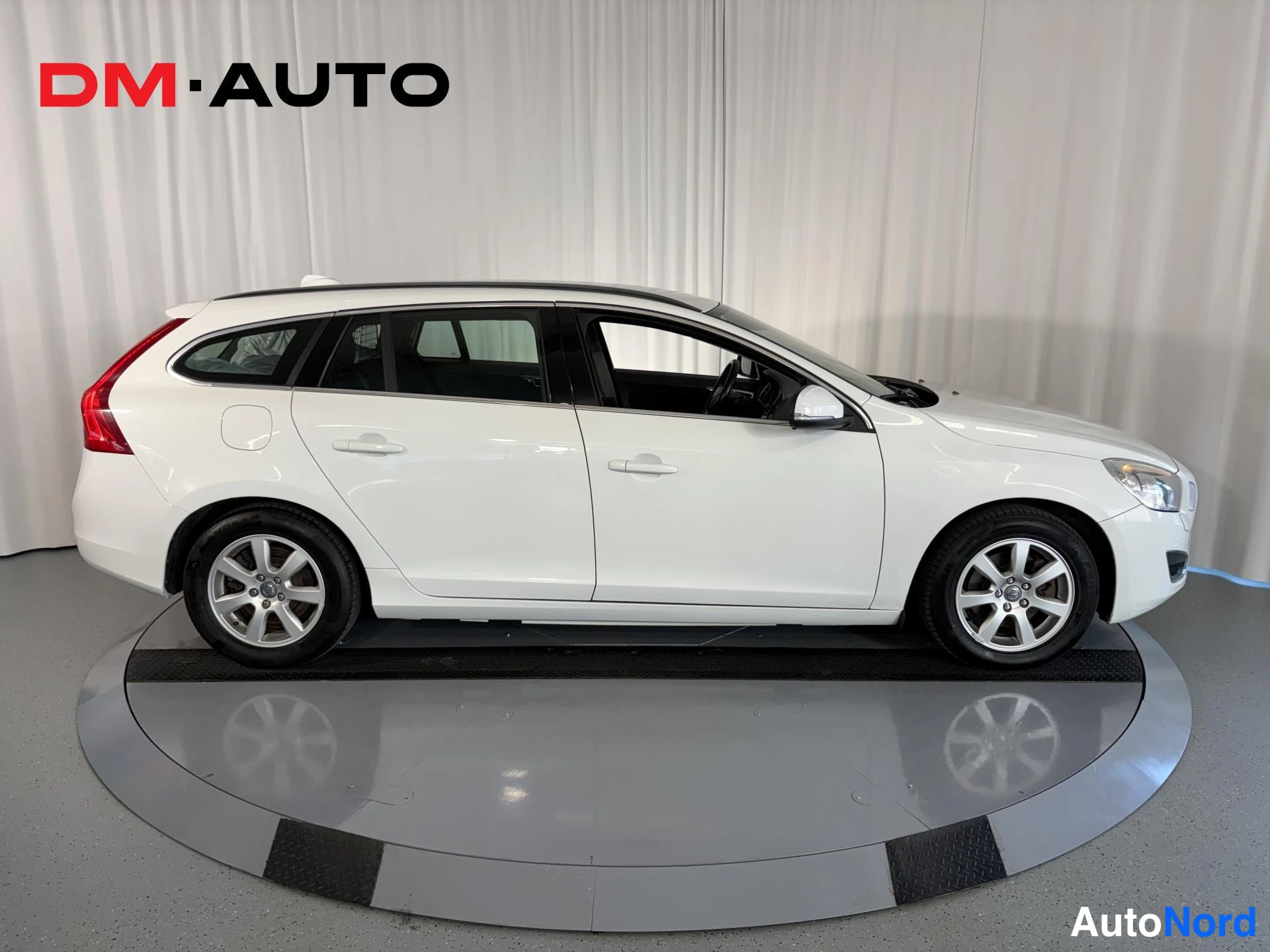 Sivulta: Sivulta valkoinen Volvo V60 -asema-auto