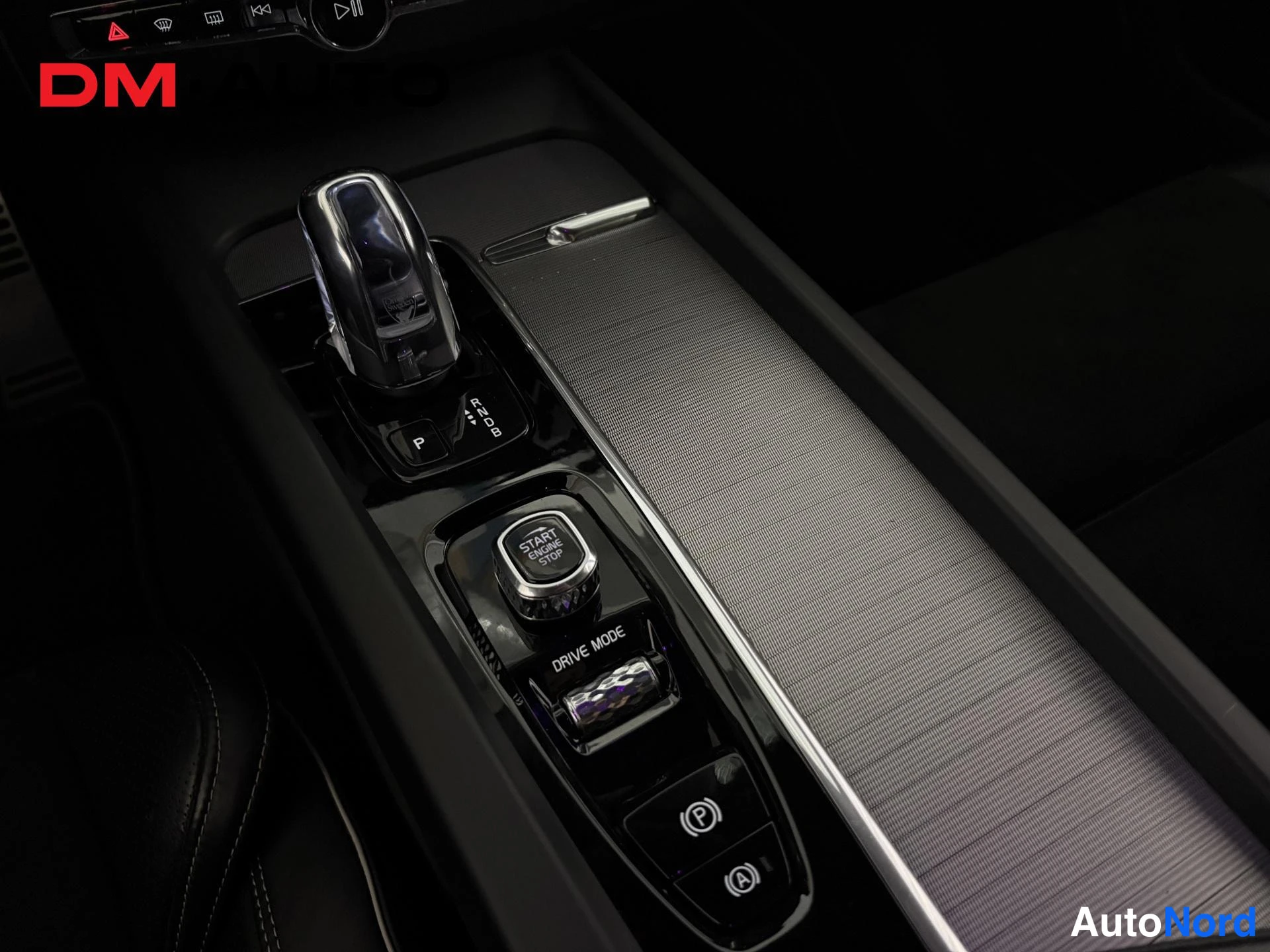 Muu: Keskikonsoli: automaattivaihteiston valitsin (P R N D B), START/ENGINE STOP -painike ja DRIVE MODE -valitsin.