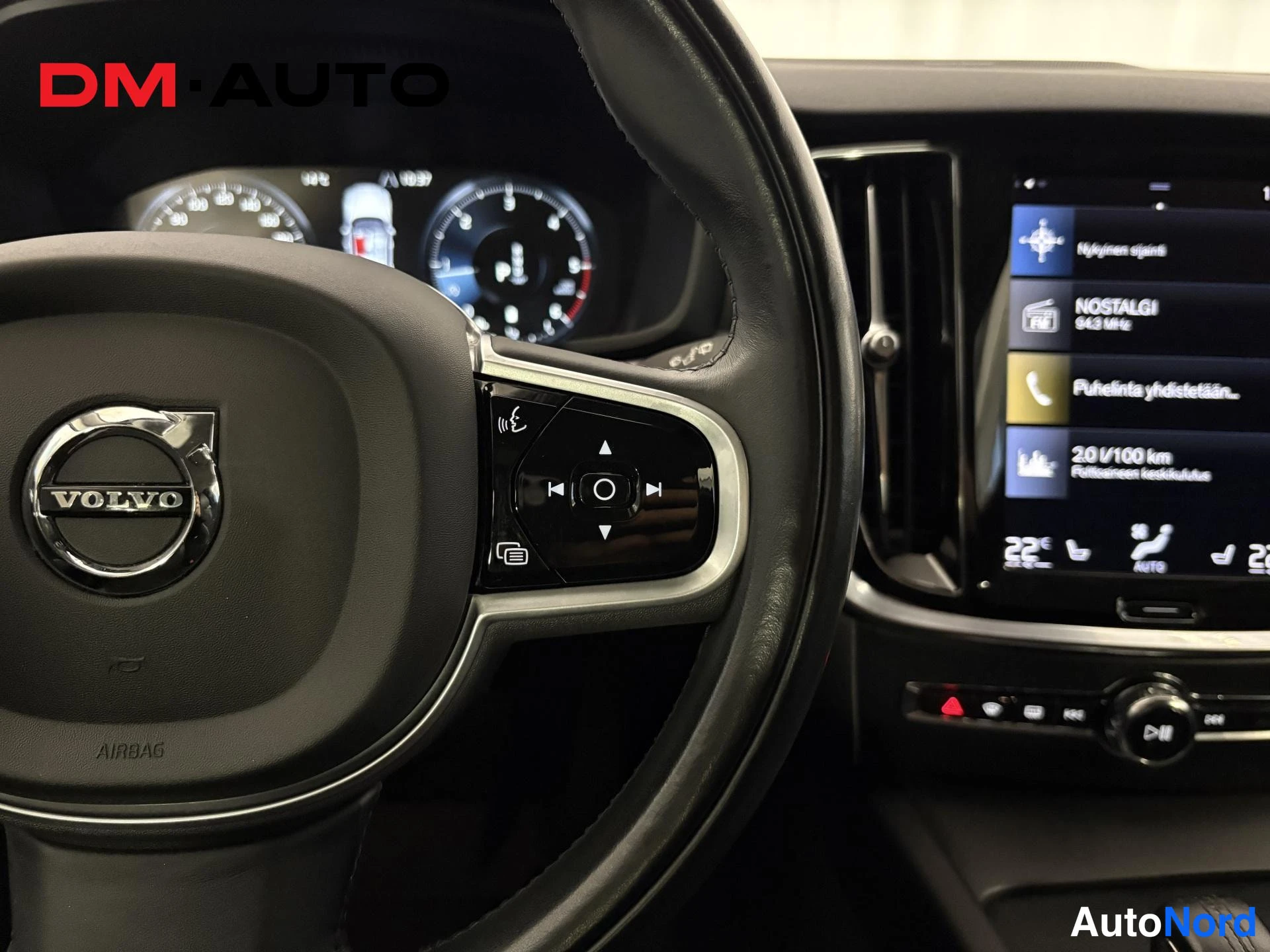 Etuviisto: Volvo-ohjauspyörä ja kojelauta, mittaristo ja keskinäyttö näkyvät.