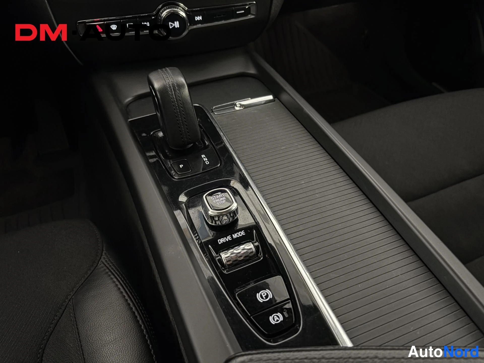 Etuviisto: Keskikonsoli: auton automaattivaihteen valitsin, START/STOP ENGINE -painike ja DRIVE MODE -valitsin.