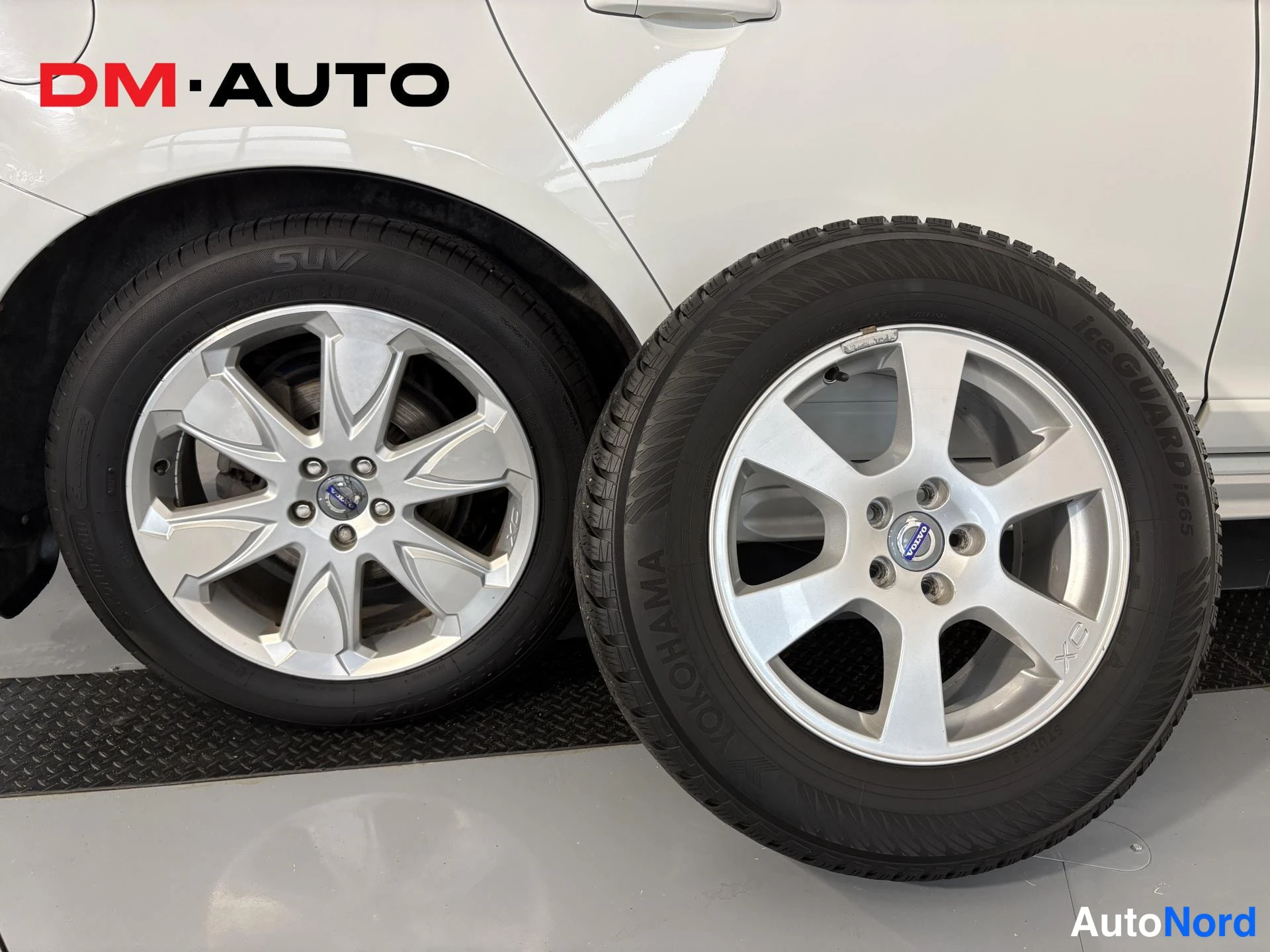 Sivulta: Autorengas ja aluminiivanne vieressä autossa, Yokohama IceGuard-talvirengas