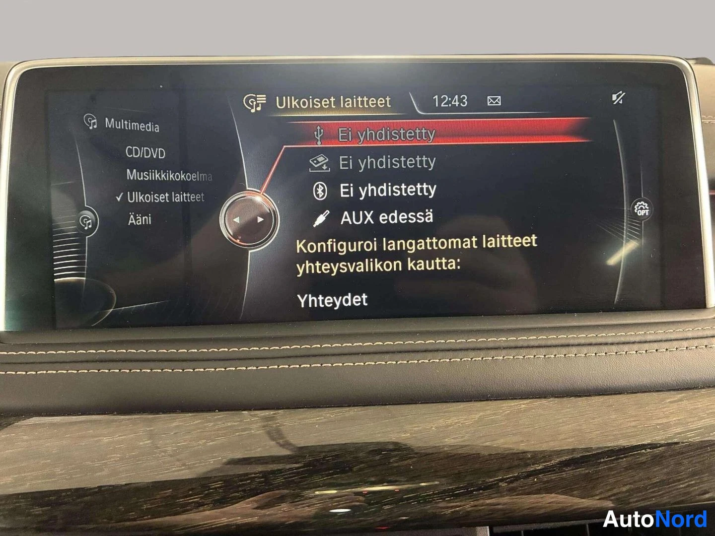 Muu: Taulutietokoneen näytön lähikuva valikossa Ulkoiset laitteet, jossa Bluetooth- ja USB-yhteydet ei yhdistetty ja AUX edessä.