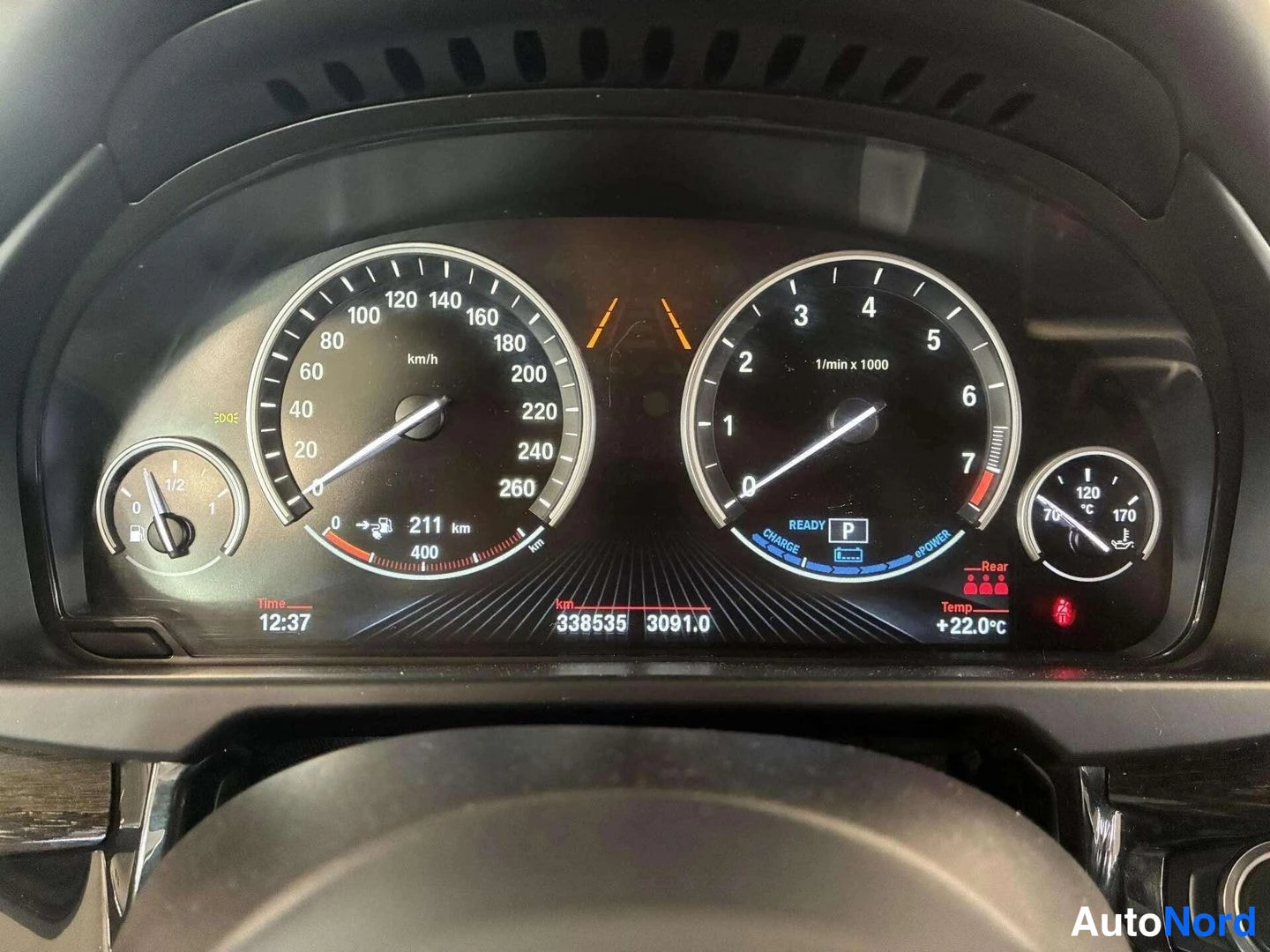 Muu: Hybridiauton mittaristo: nopeusmittari 0–260 km/h, kierrosmittari, polttoainemittari, valmiusilmaisin READY ja P, matkamittari 338535 km.