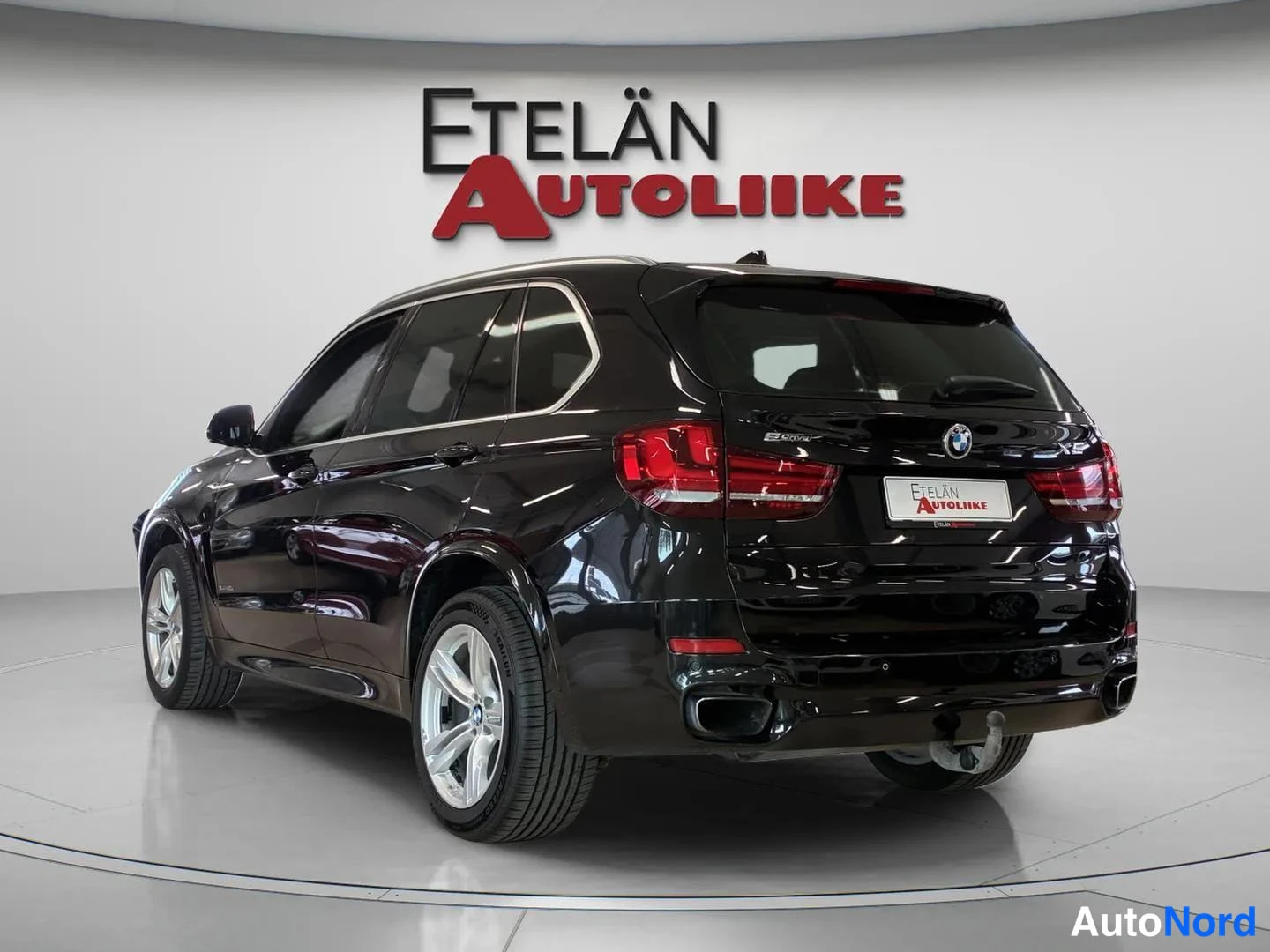 Takaviisto: BMW X5:n takakulmanäkymä, musta kori ja metallivanteet