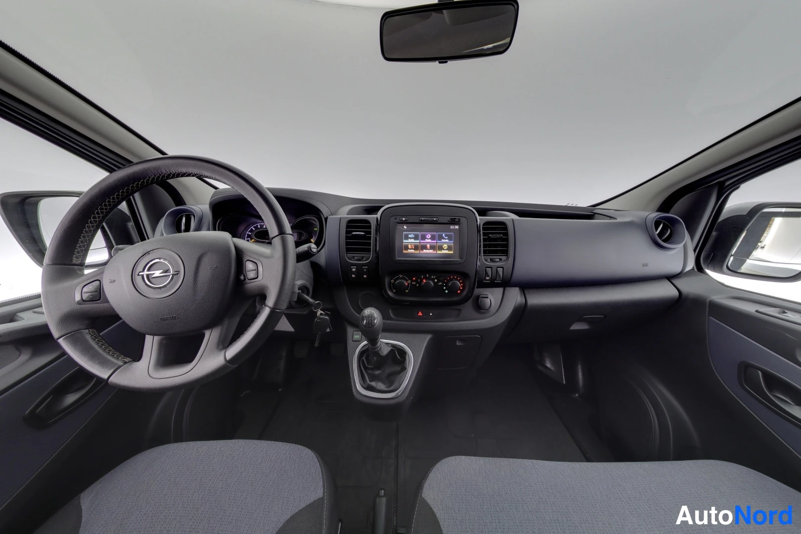 Hopea Opel Vivaro 2016, ohjaamo, kuva 7