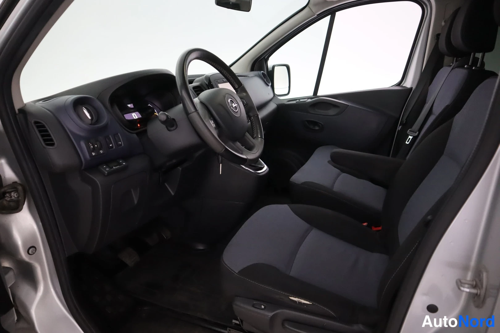 Hopea Opel Vivaro 2016, ohjaamo, kuva 8