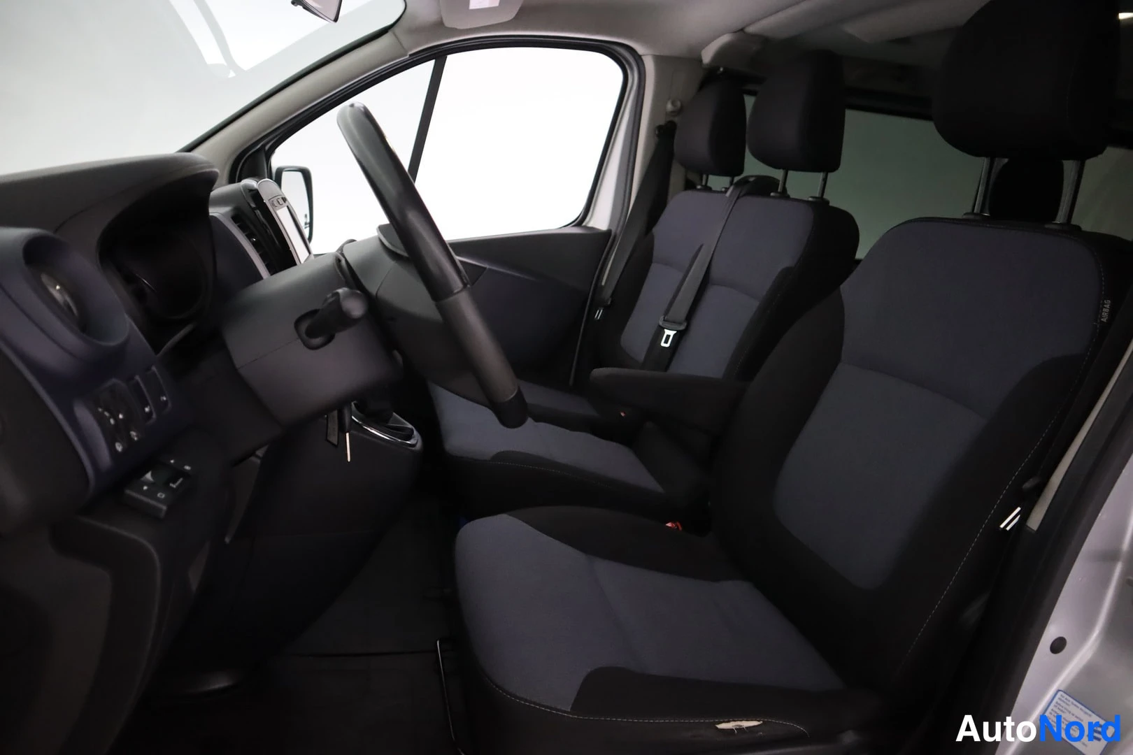 Hopea Opel Vivaro 2016, etuistuimet, kuva 14