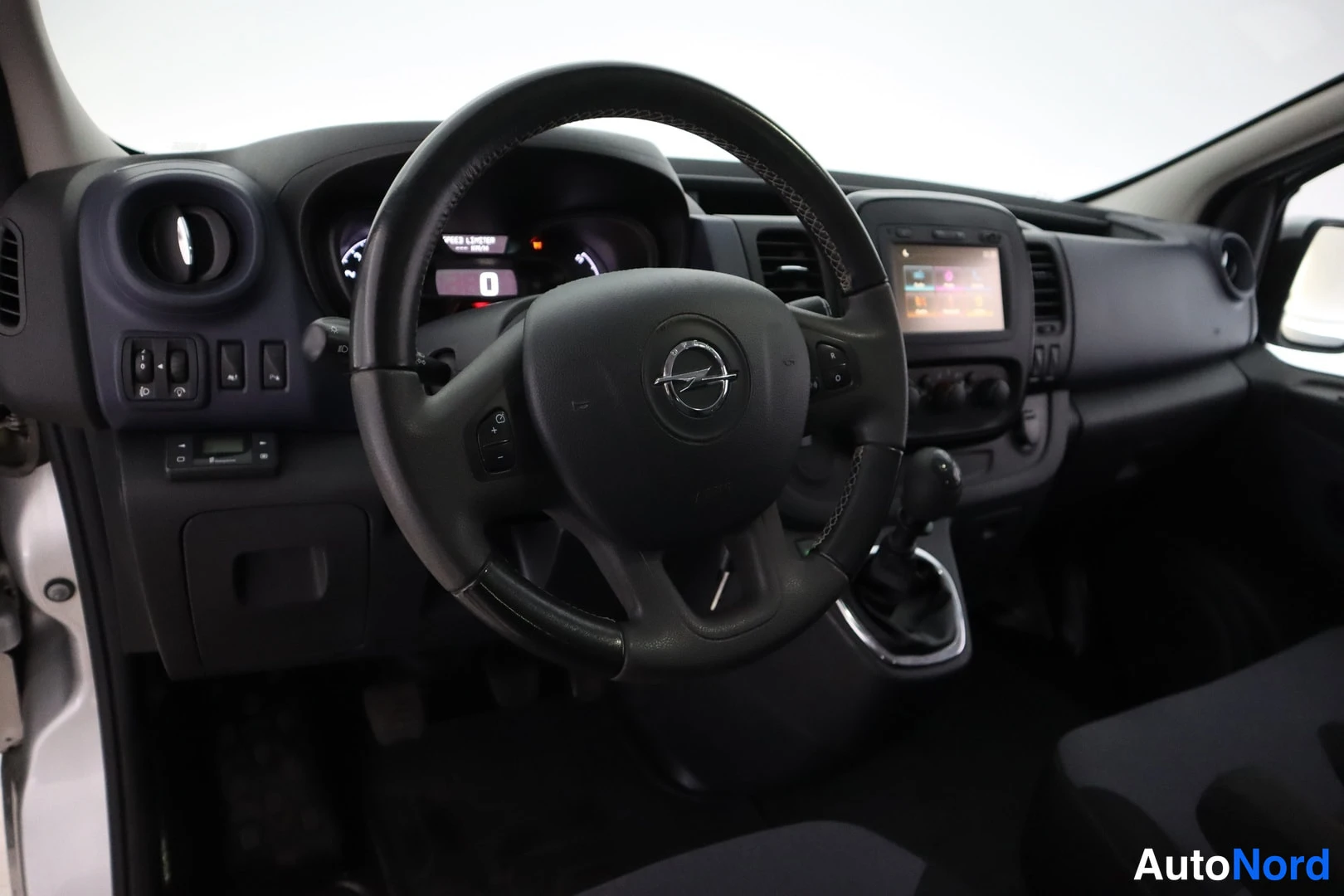 Hopea Opel Vivaro 2016, ohjaamo, kuva 9