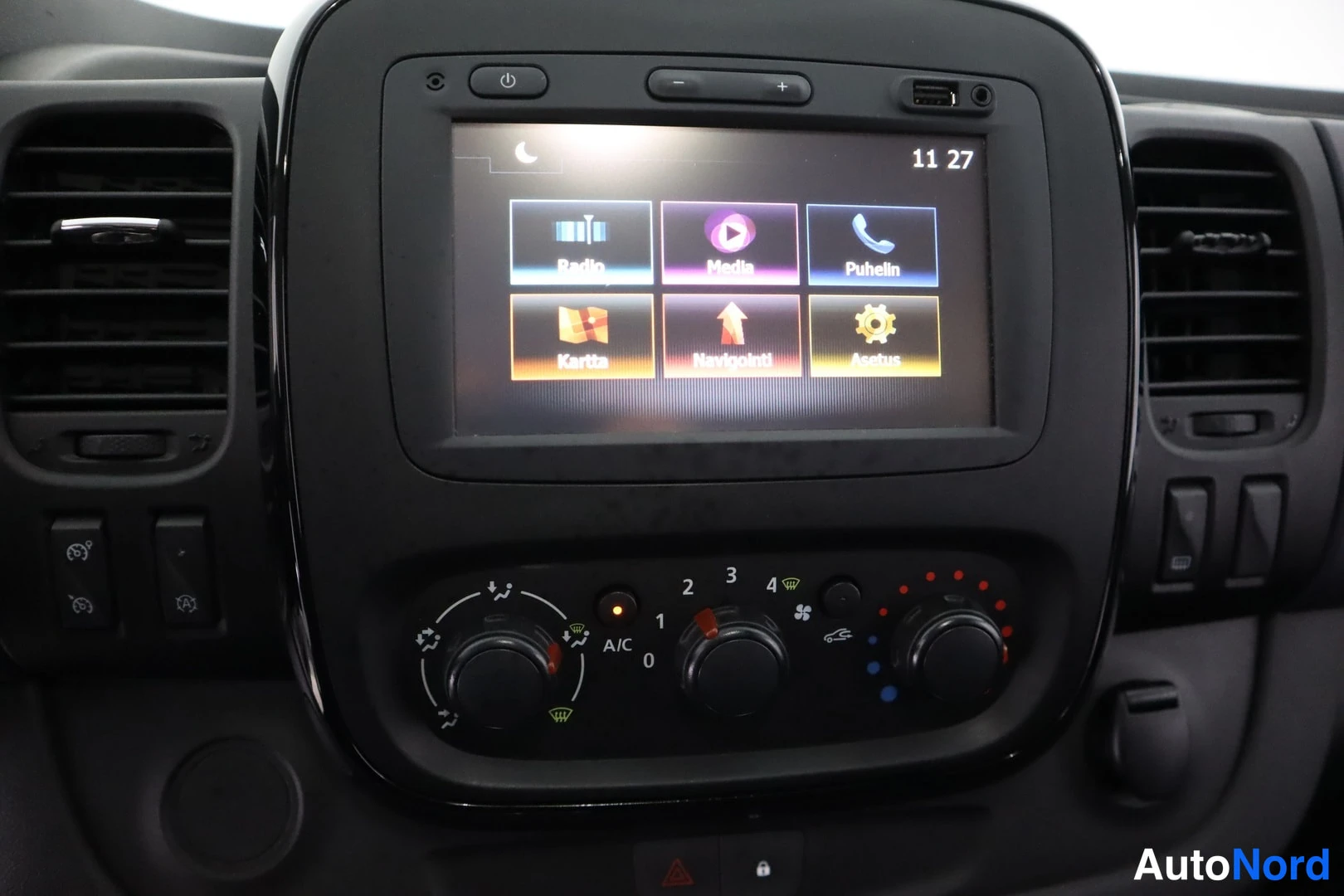 Hopea Opel Vivaro 2016, ohjaamo, kuva 11