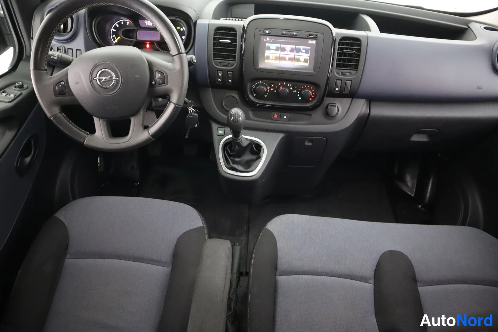 Hopea Opel Vivaro 2016, ohjaamo, kuva 12