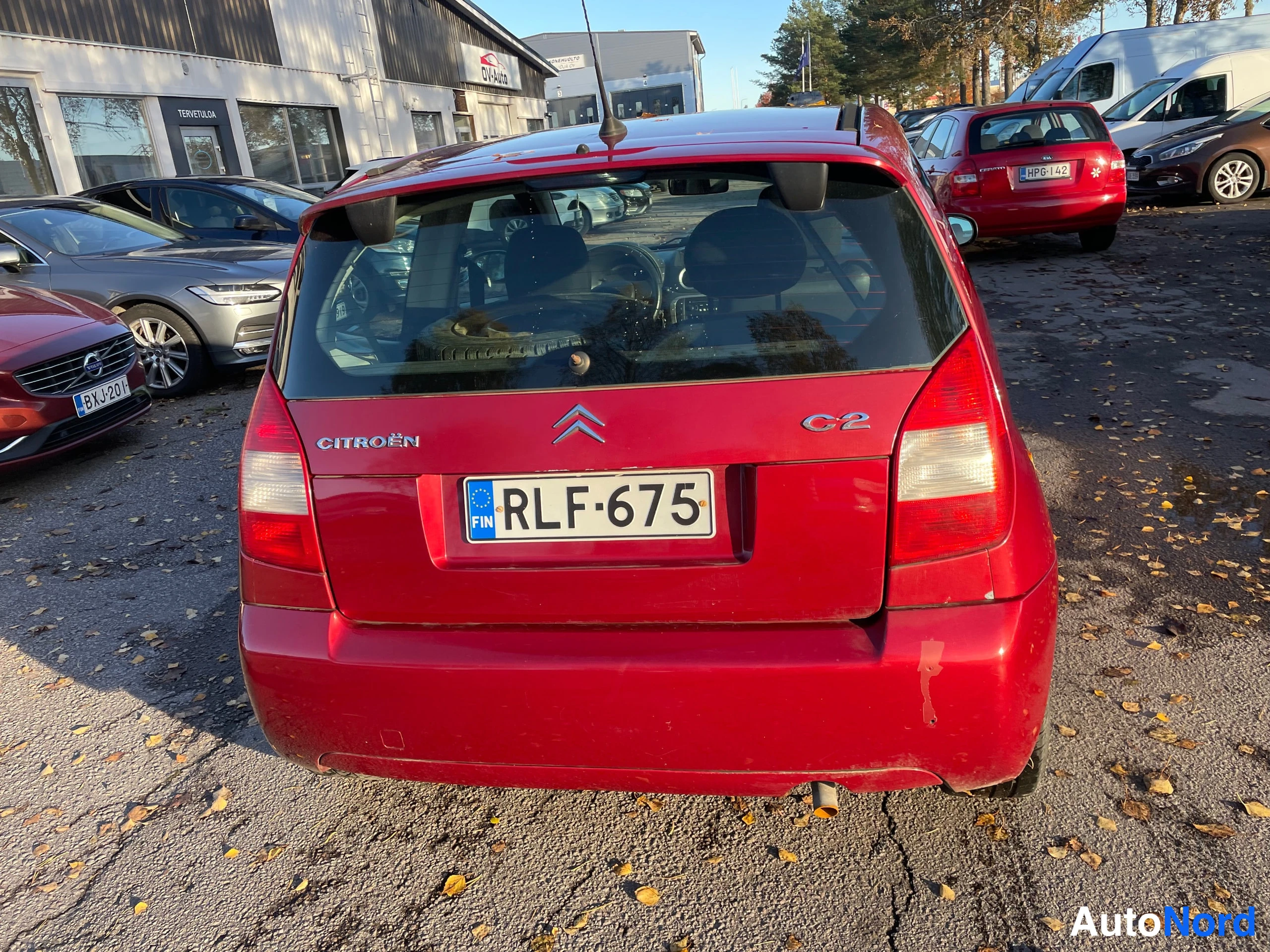 Takaa: Citroen C2, punainen, takanäkymä; takaluukissa tekstit Citroën, C2 ja rekisteritunnus.