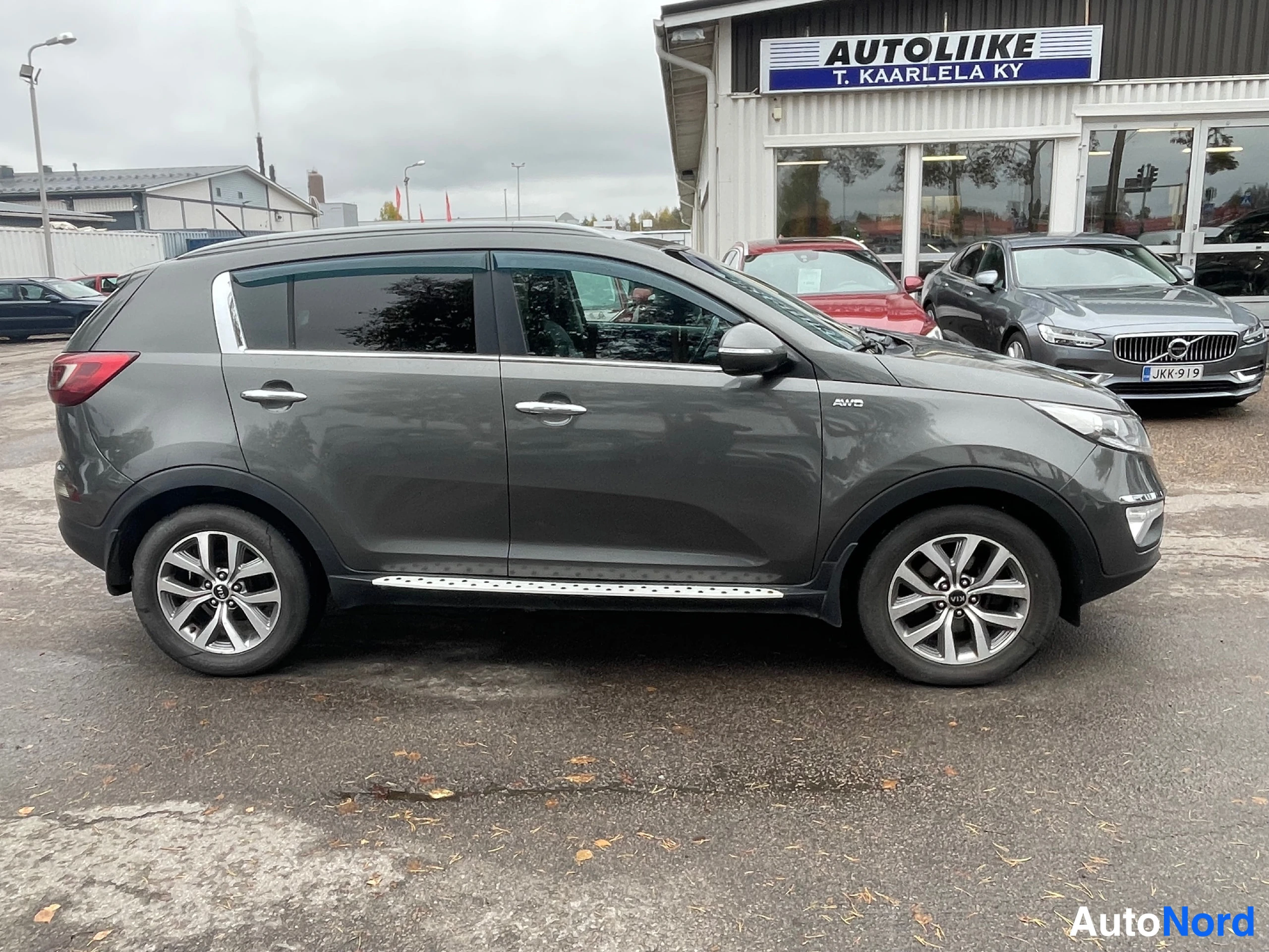 Etuviisto, nokka oikealle: Kia Sportage 2012, tummanharmaa, etukulma oikealta, AWD-merkintä ovessa