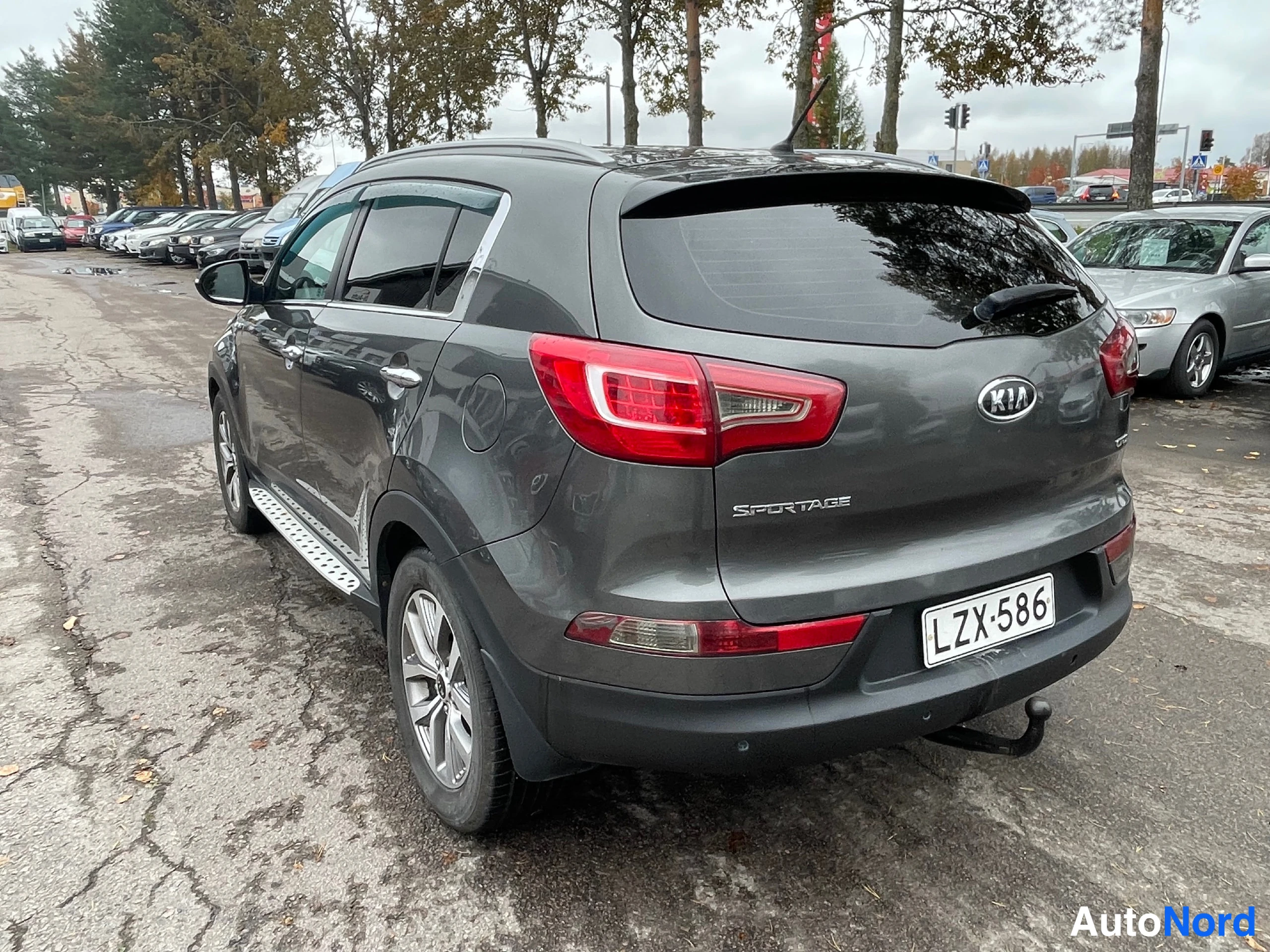 Takaviisto: Kia Sportage 2012, tummanharmaa, takakulma vasemmalta, rekisteritunnus, vetokoukku