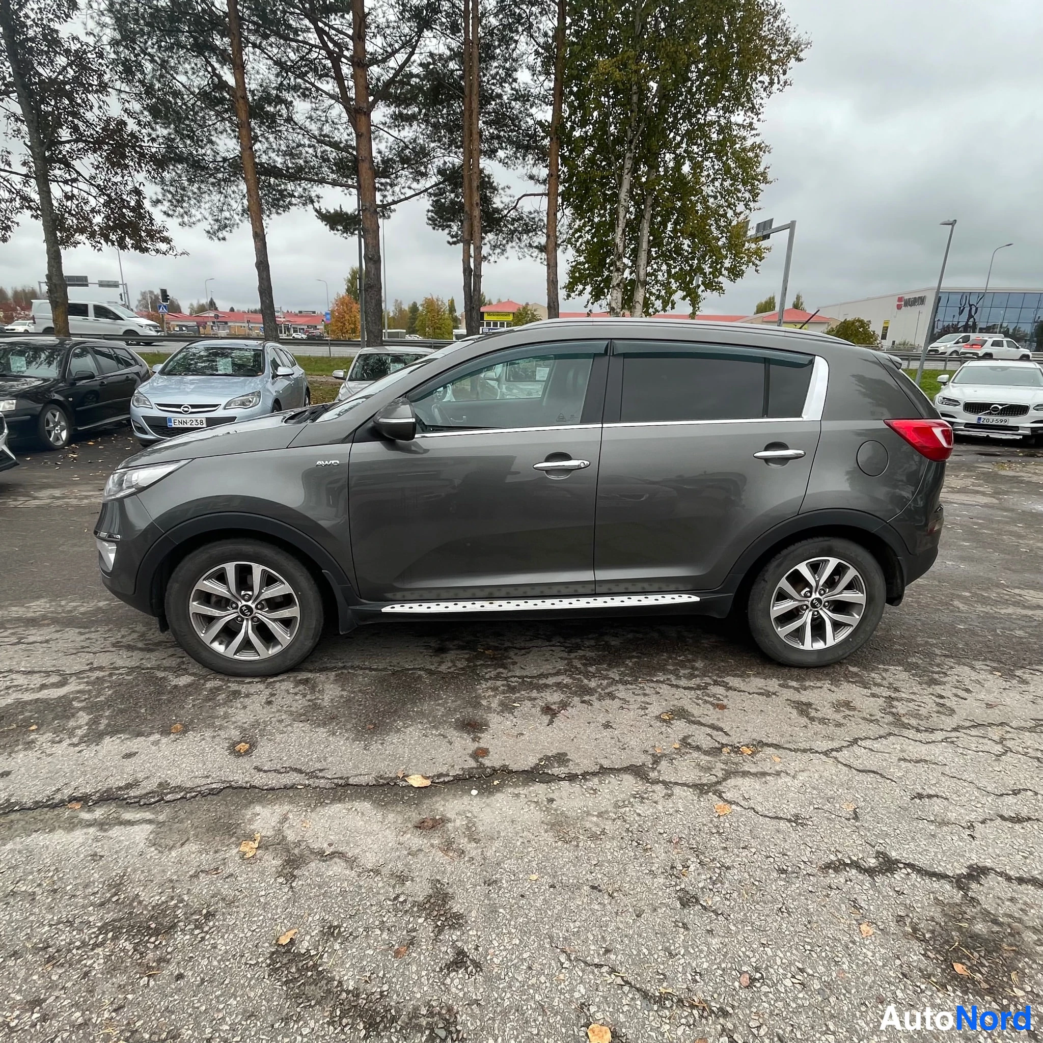Sivulta: Kia Sportage 2012, tummanharmaa, sivukuva vasemmalta, astinlaudat
