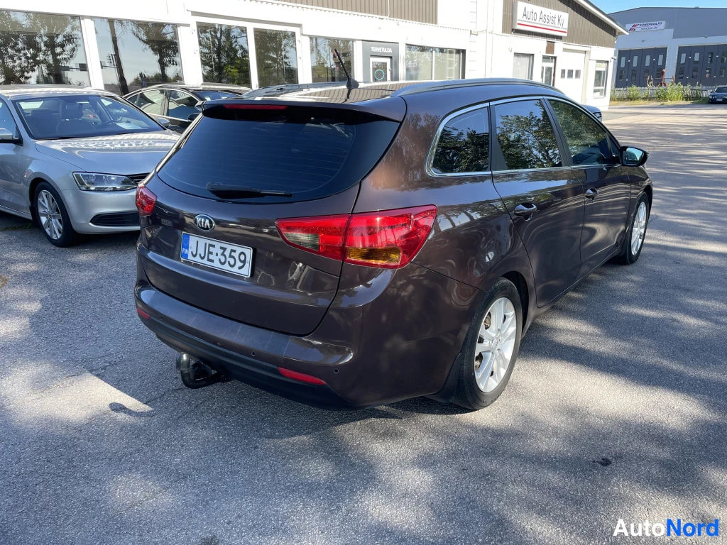 Takaviisto: Kia Ceed -farmariauto takaviistosta kuvattuna, ruskea koriväri, takana -rekisterikilpi ja vetokoukku.