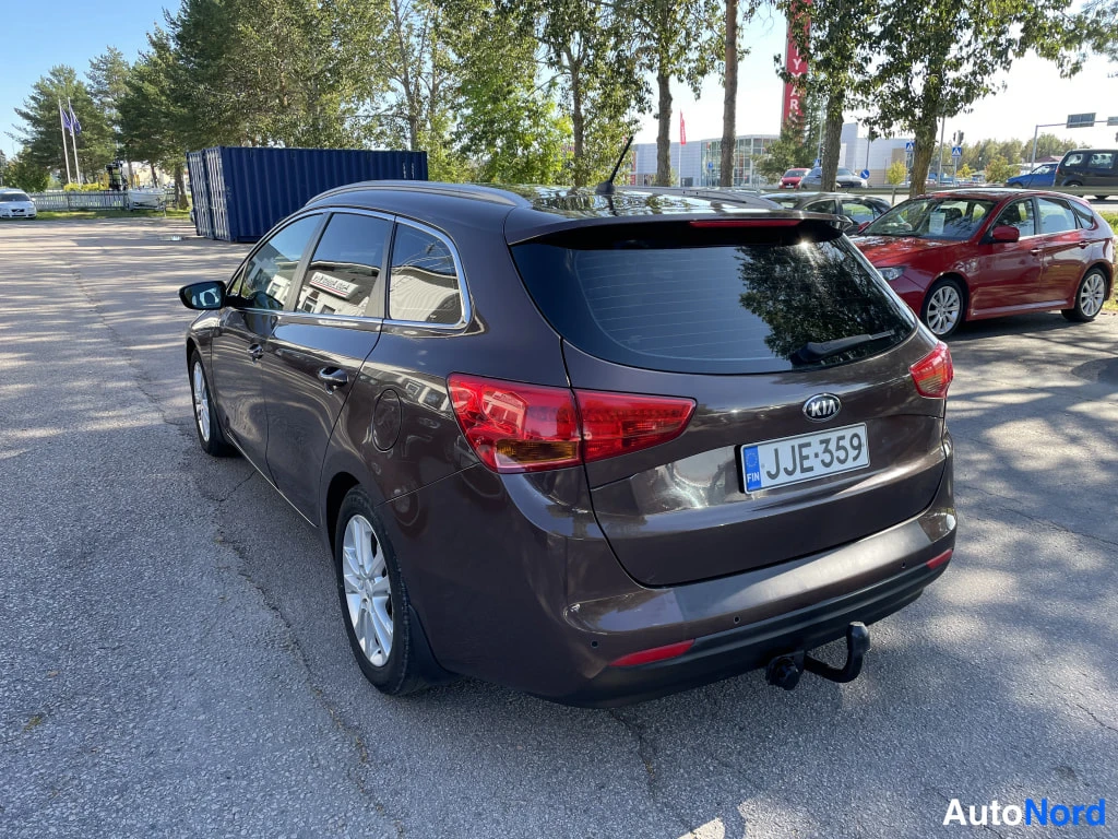 Takaviisto: Kia Ceed -farmariauto takaviistosta vasemmalta kuvattuna, ruskea koriväri, -rekisterikilpi ja vetokoukku näkyvissä.