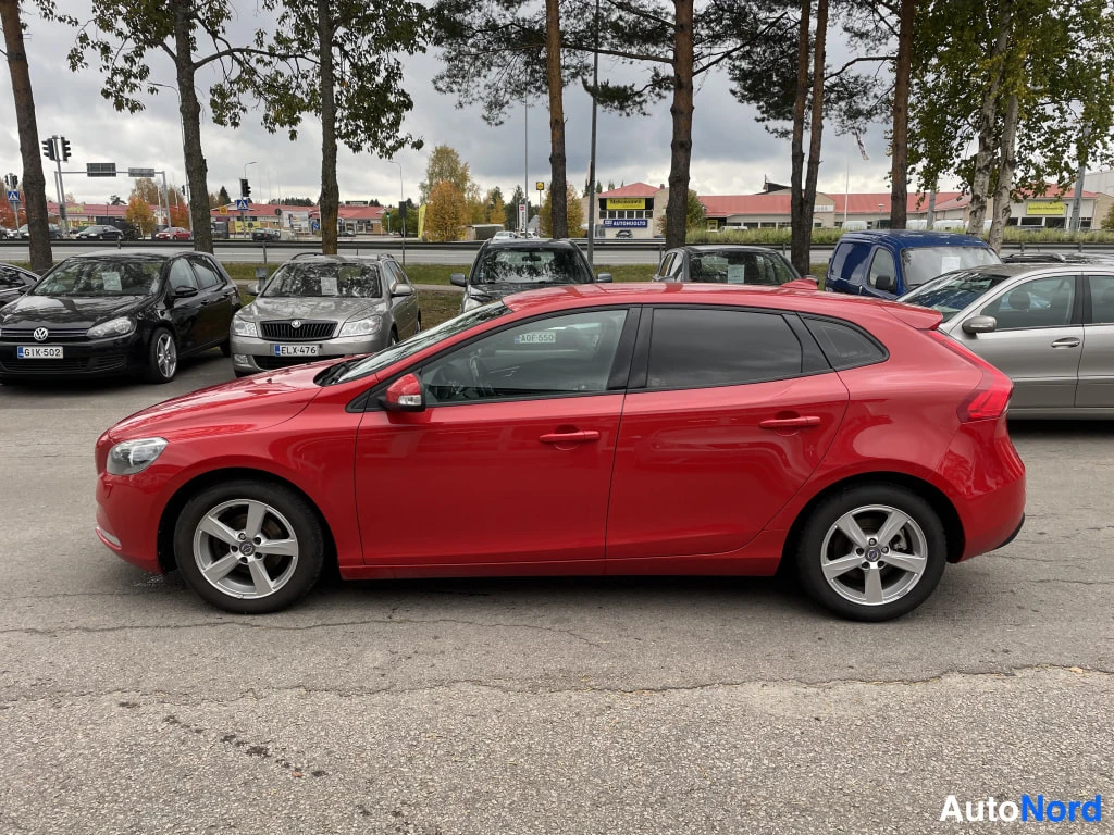 Etuviisto, nokka vasemmalle: Punaisen Volvo V40:n sivukulmanäyttö; kylki ja etuosa näkyvät, rekisteritunnus 40F-5569 (?)