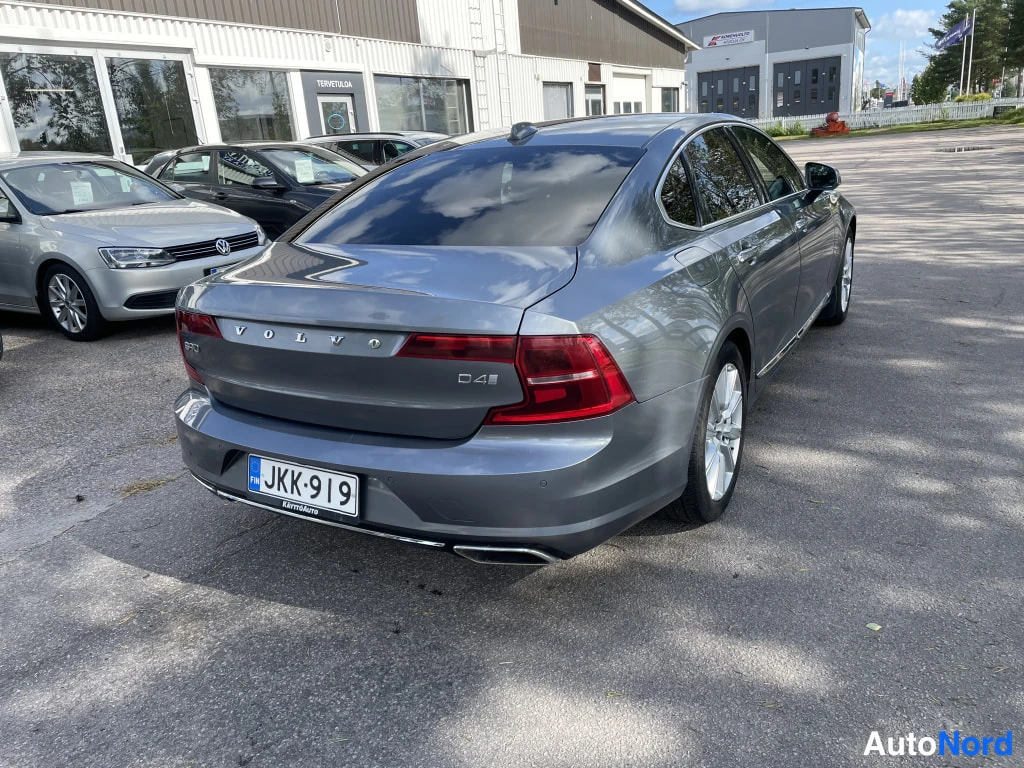 Takaviisto: Harmaan Volvo S90 -sedanin takaosakulma, perä ja kylki näkyvissä, D4-merkintä ja rekisteritunnus.