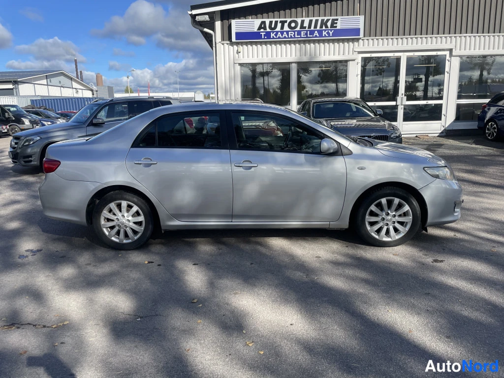 Sivulta: Toyota Corolla -sedan sivukuva vasemmalta, hopeinen koriväri.